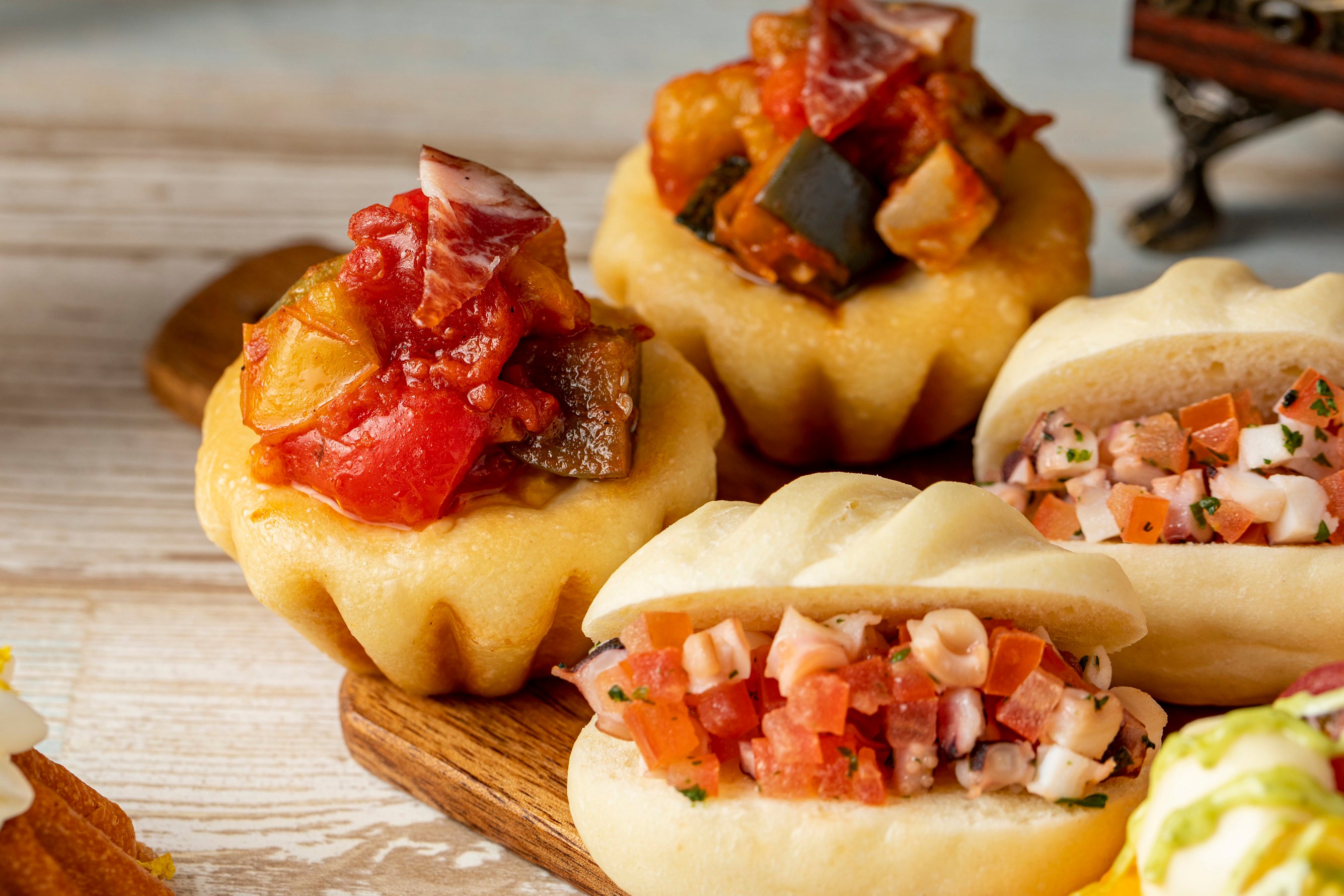 トマトパンのカプレーゼとトマトとタコのマリネのサンドイッチ