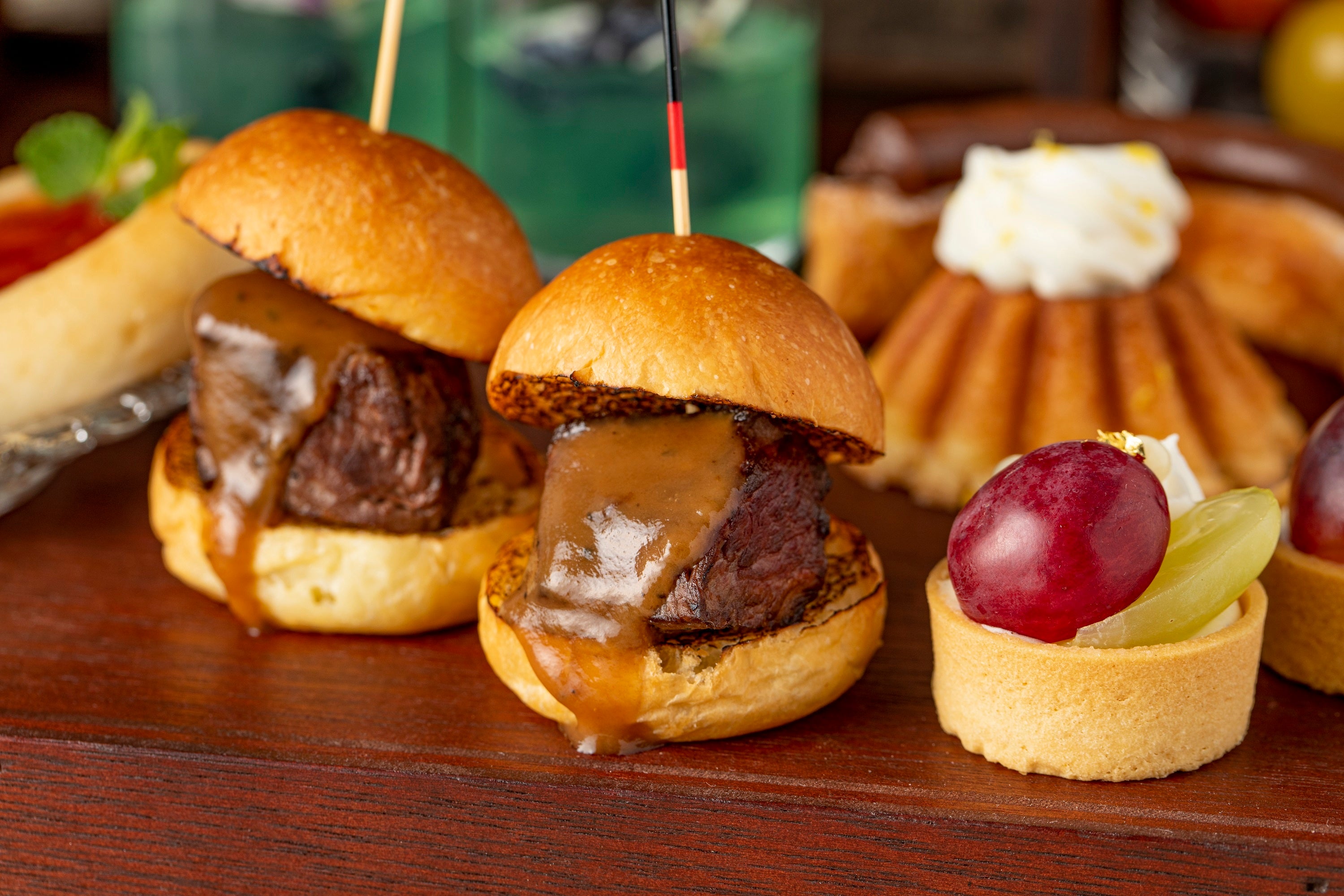 ビーフステーキのトリュフソースバーガー