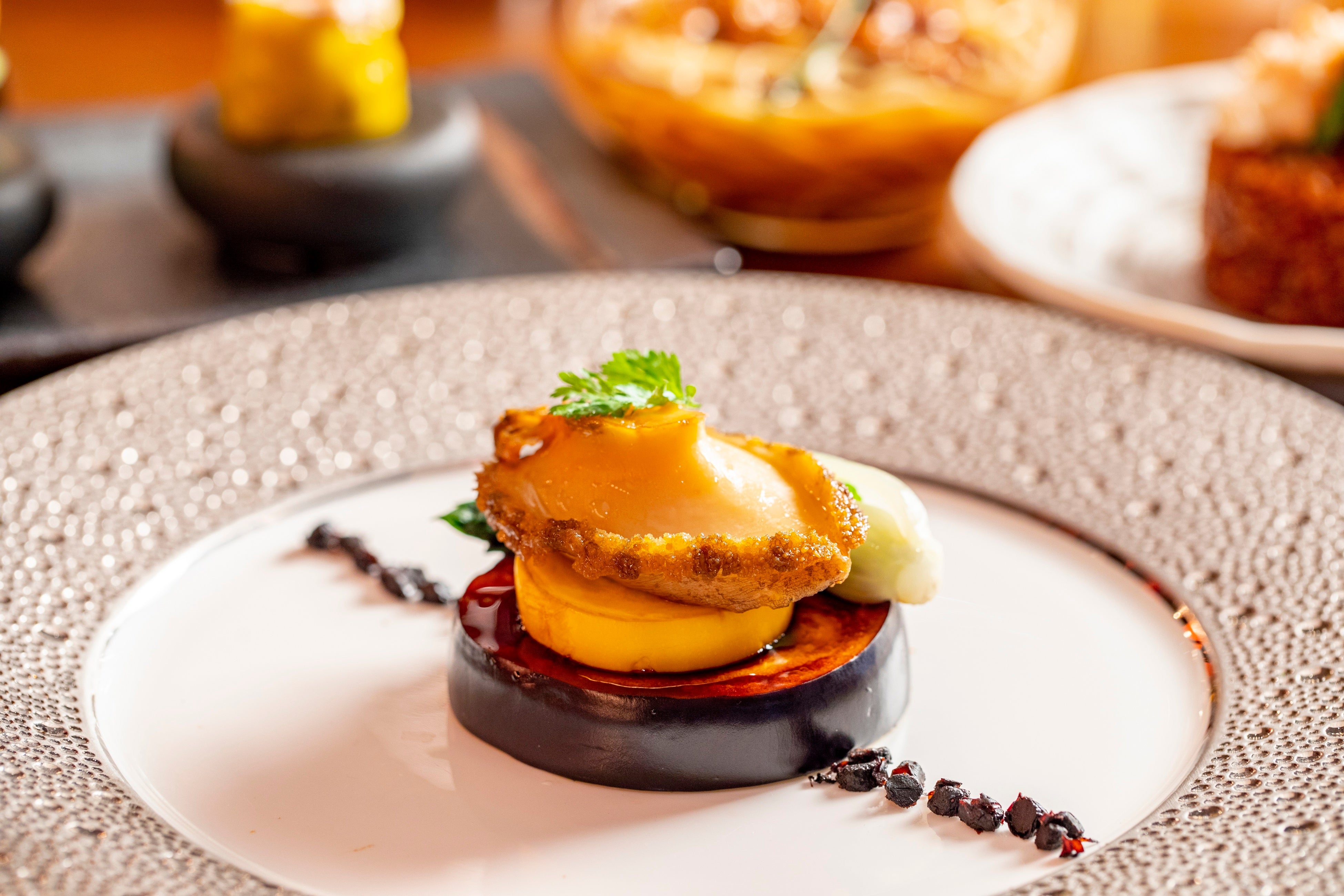 　蝦夷鮑の黒トリュフソース煮込み