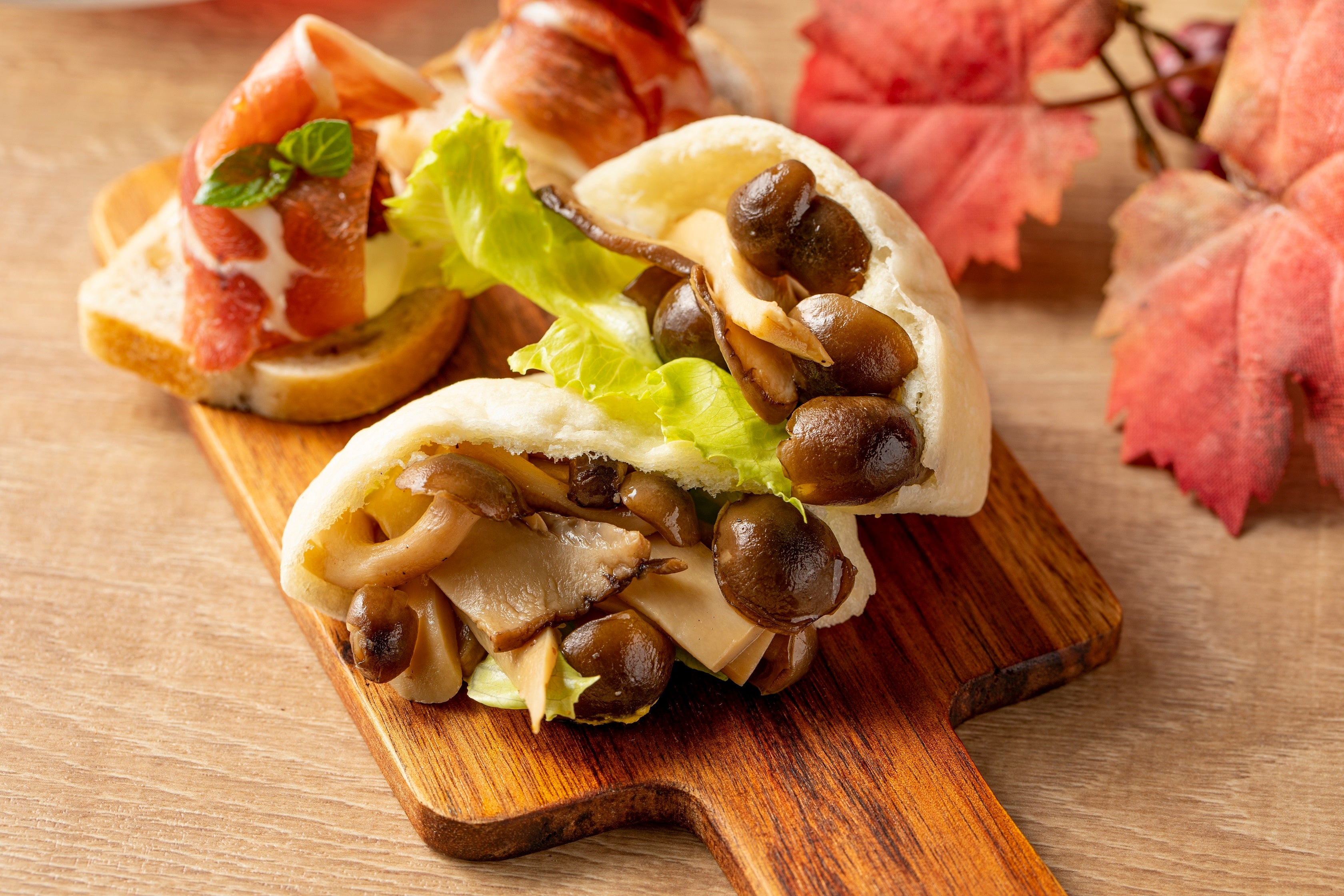 グリルドマリナードキノコのピタサンド