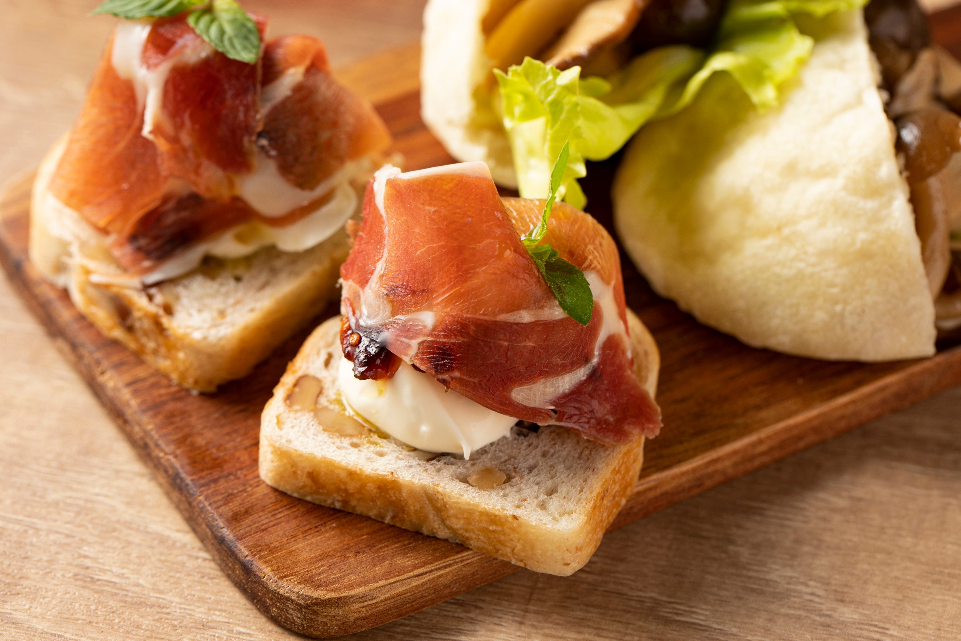 生ハムとクランベリー 胡桃パンのオープンサンド