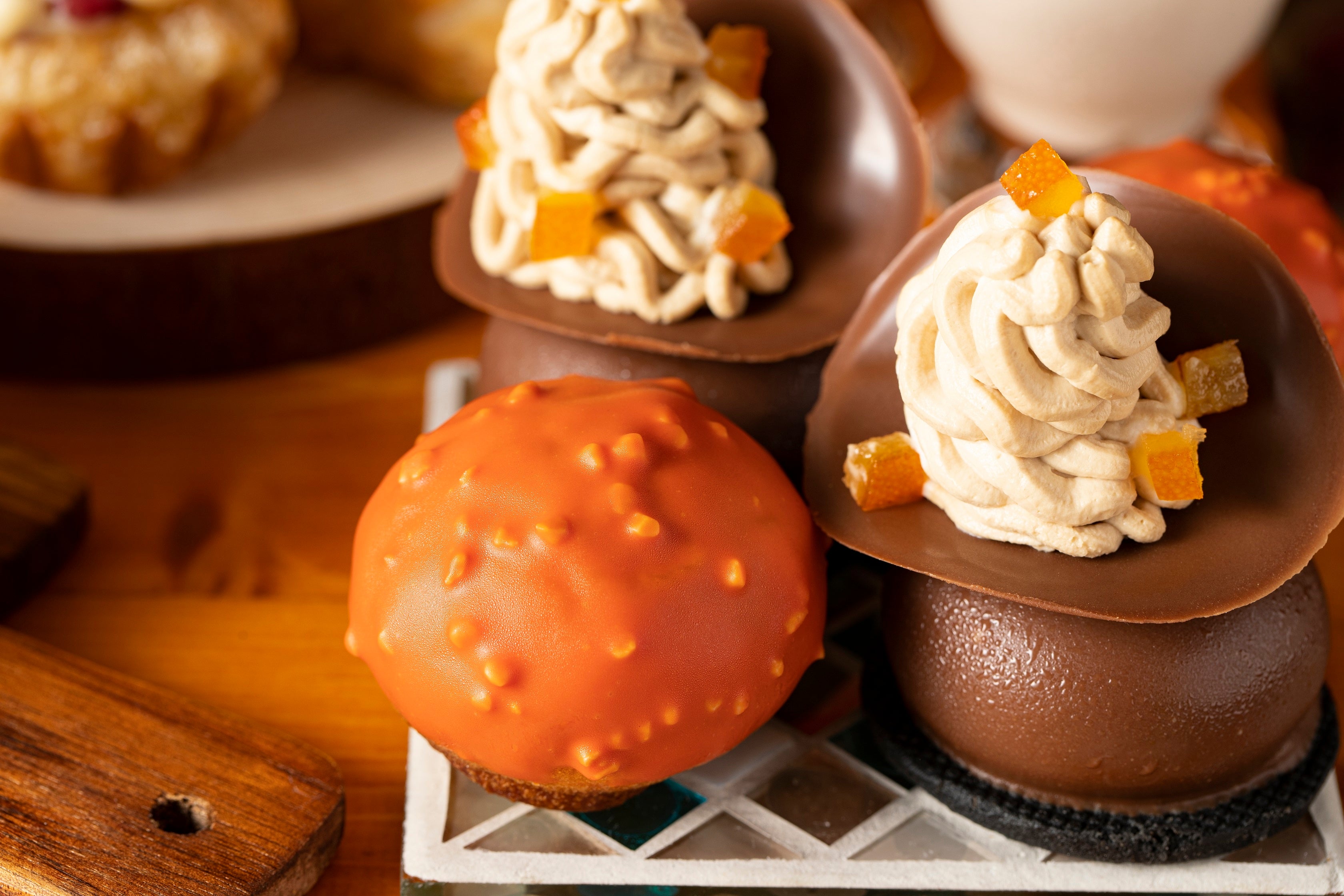 ドライイチジクの赤ワイン煮のブリオッシュ　チョコレートかけ