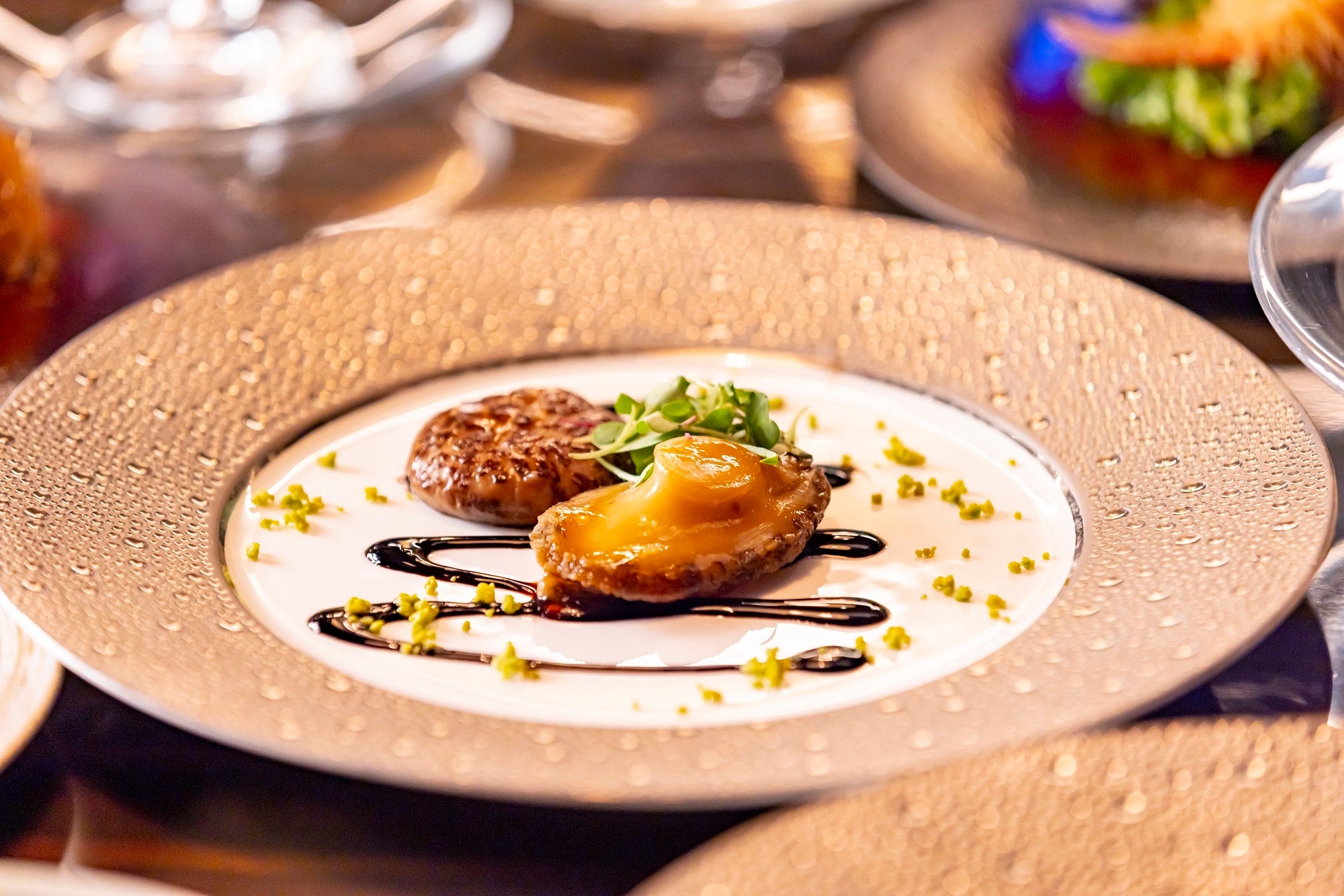 蝦夷鮑のオイスターソース煮込み 花椎茸添え