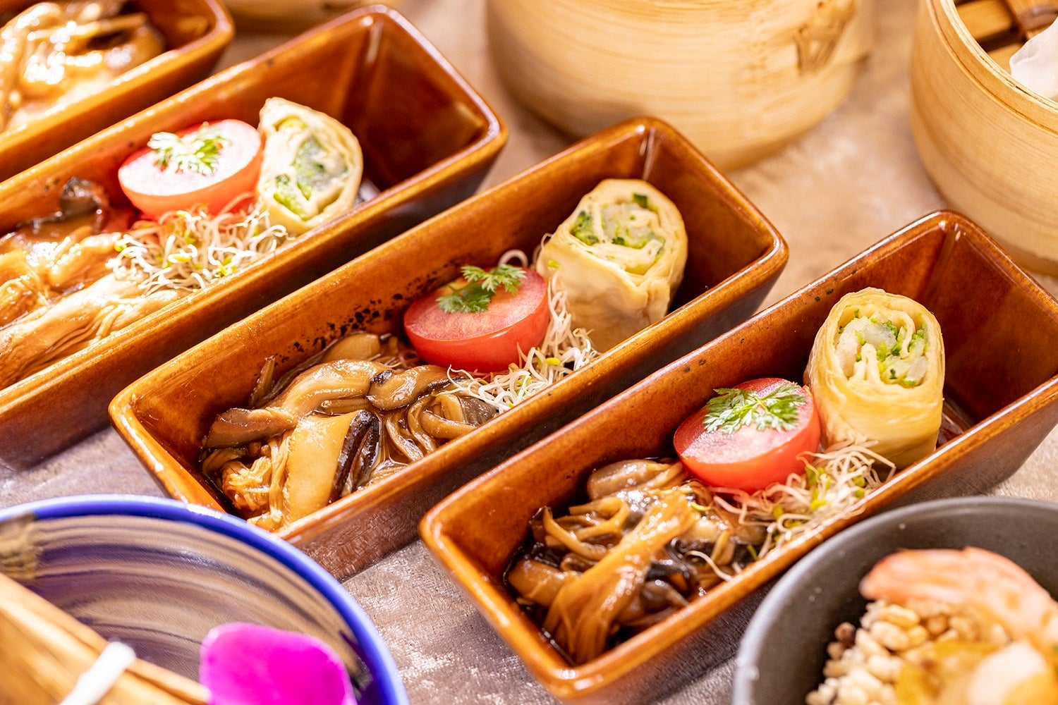 湯葉巻の強火蒸し 王朝特製豆板醤ソース掛け