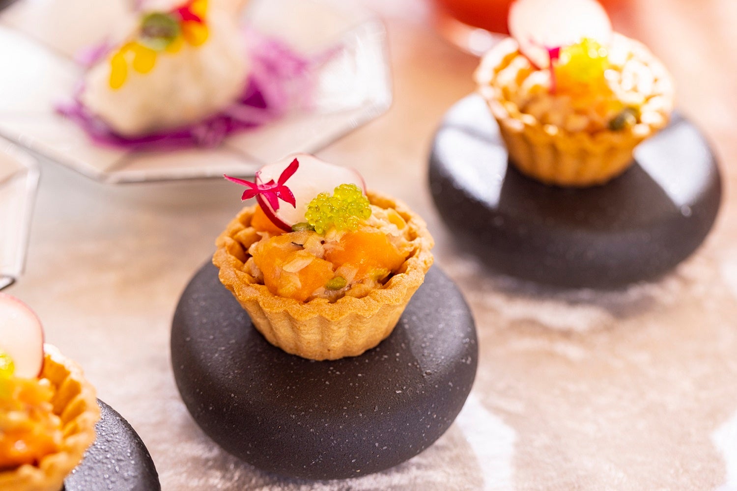 スモークトラウトサーモンとツナの和え物 タルト仕立て