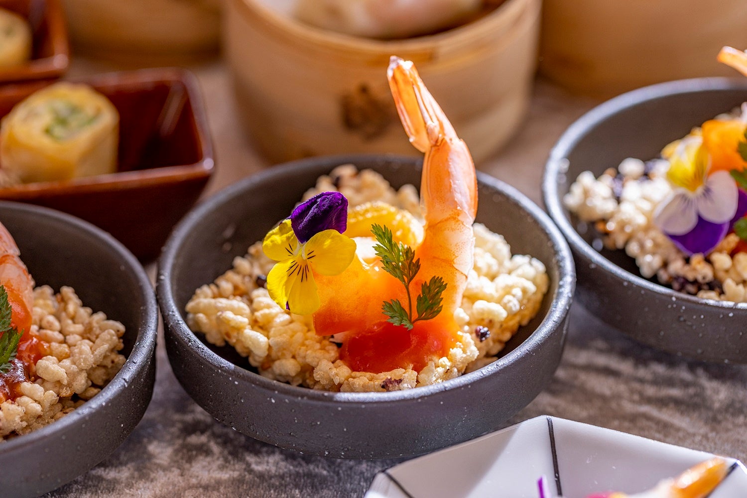 鮑と海老のチリソース　五穀米のおこげ添え