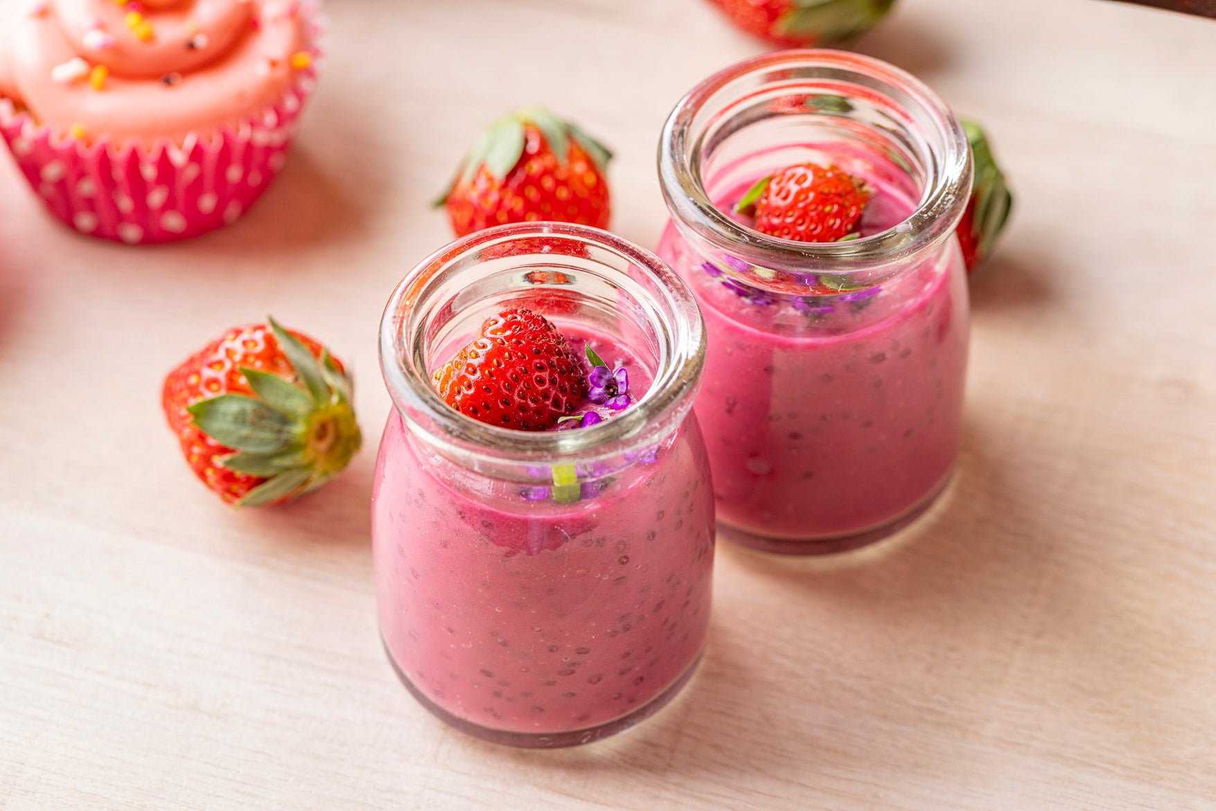 いちご、ビーツ、ヨーグルトのチアシードプディング