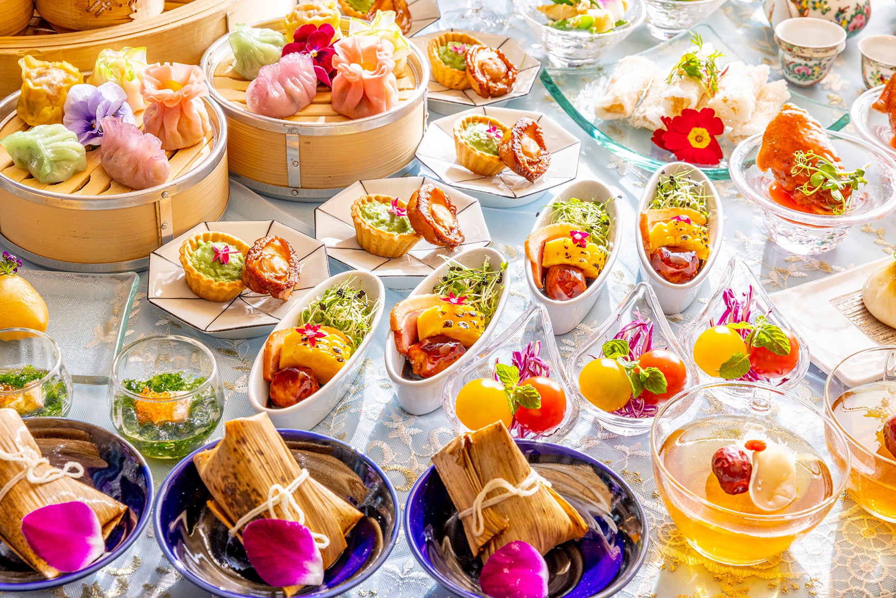 「鮑の黒トリュフソース タルト仕立て」、「豚肉、干海老、椎茸入りちまき」など