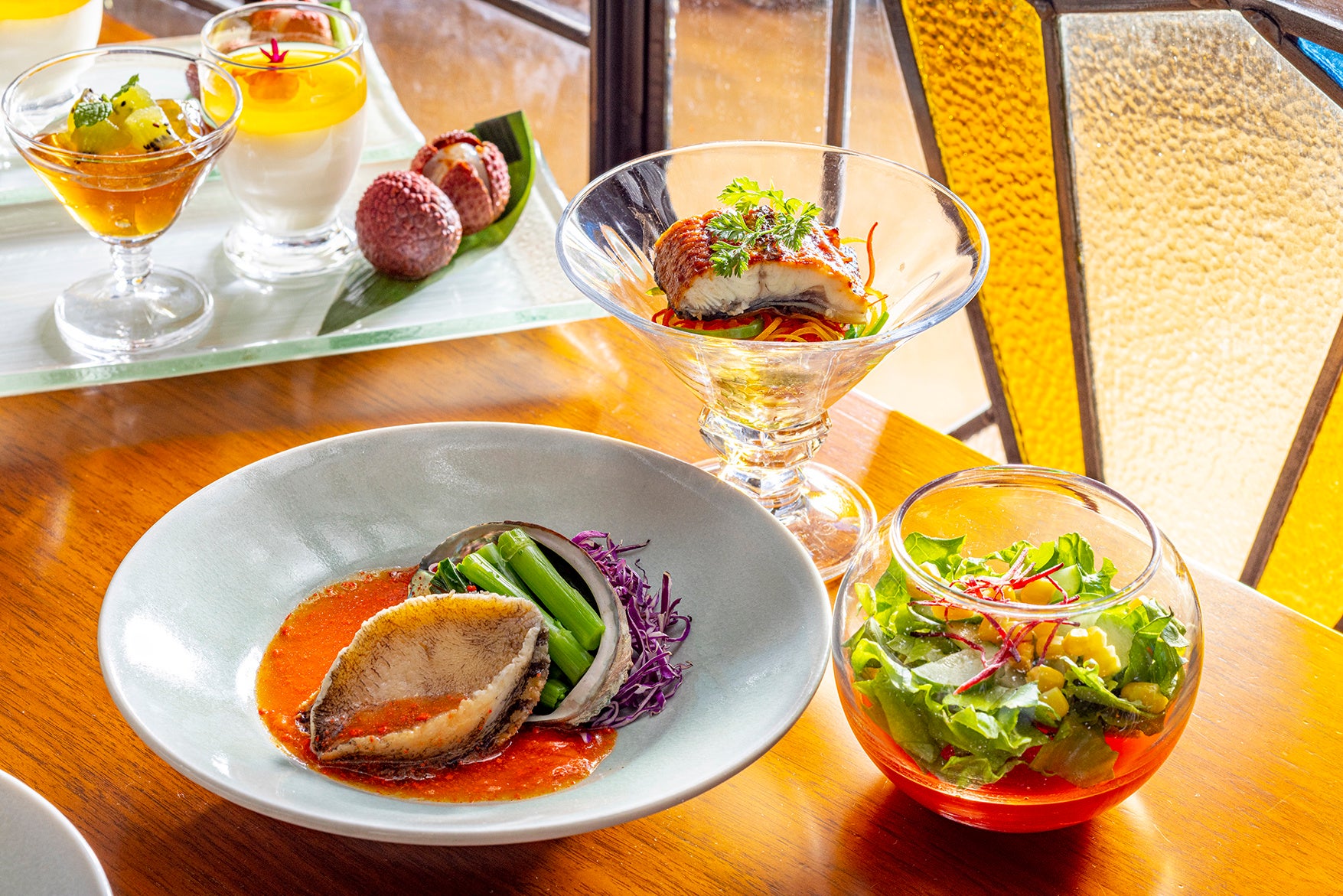 「鰻のクミン山椒ソース炒め」、「鮑の柔らか蒸し 雲丹ソース」などのシェフズスペシャル