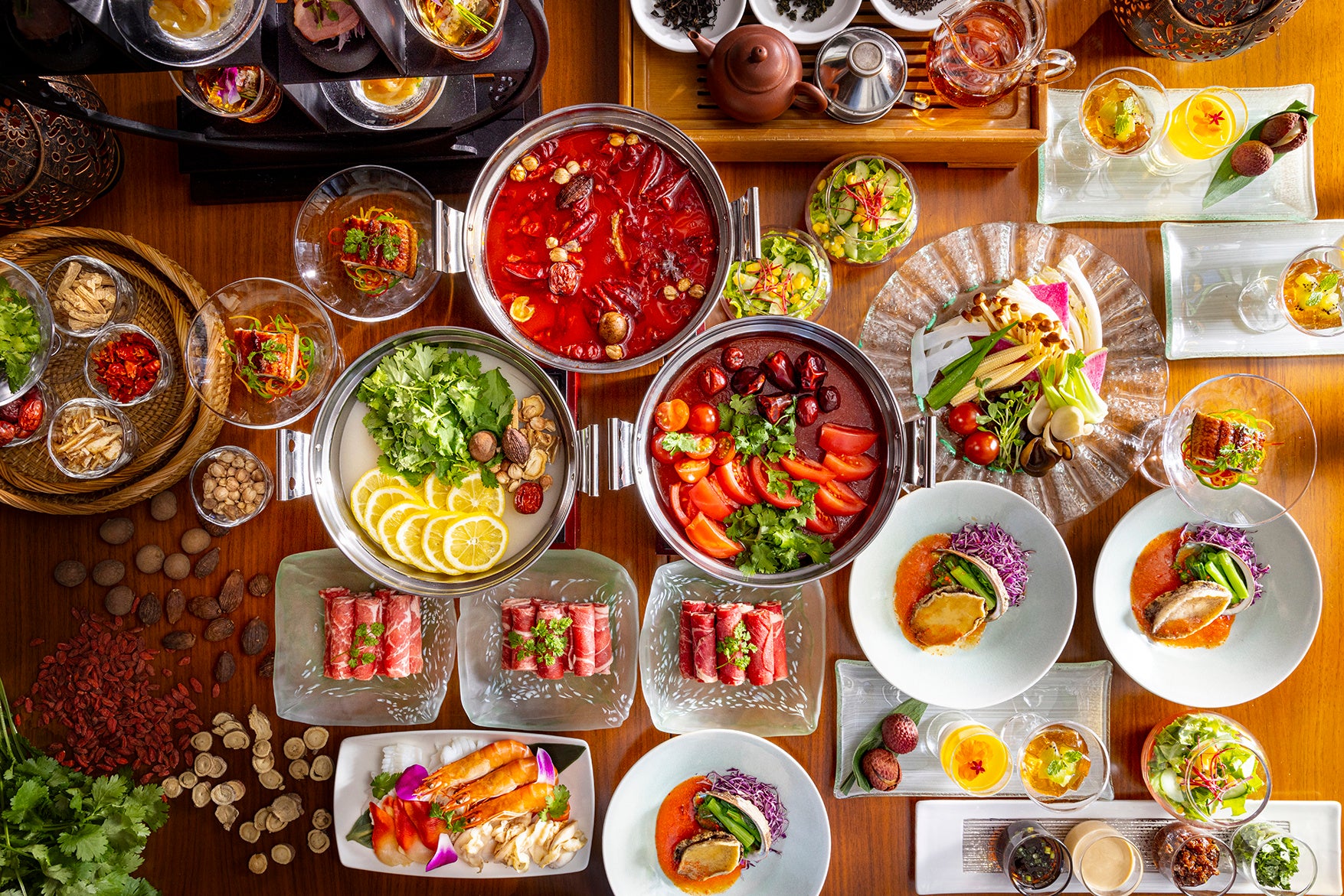 鍋の具材には牛肉、羊肉、海老、ホッキ貝、ホタテ貝など20種類をご用意