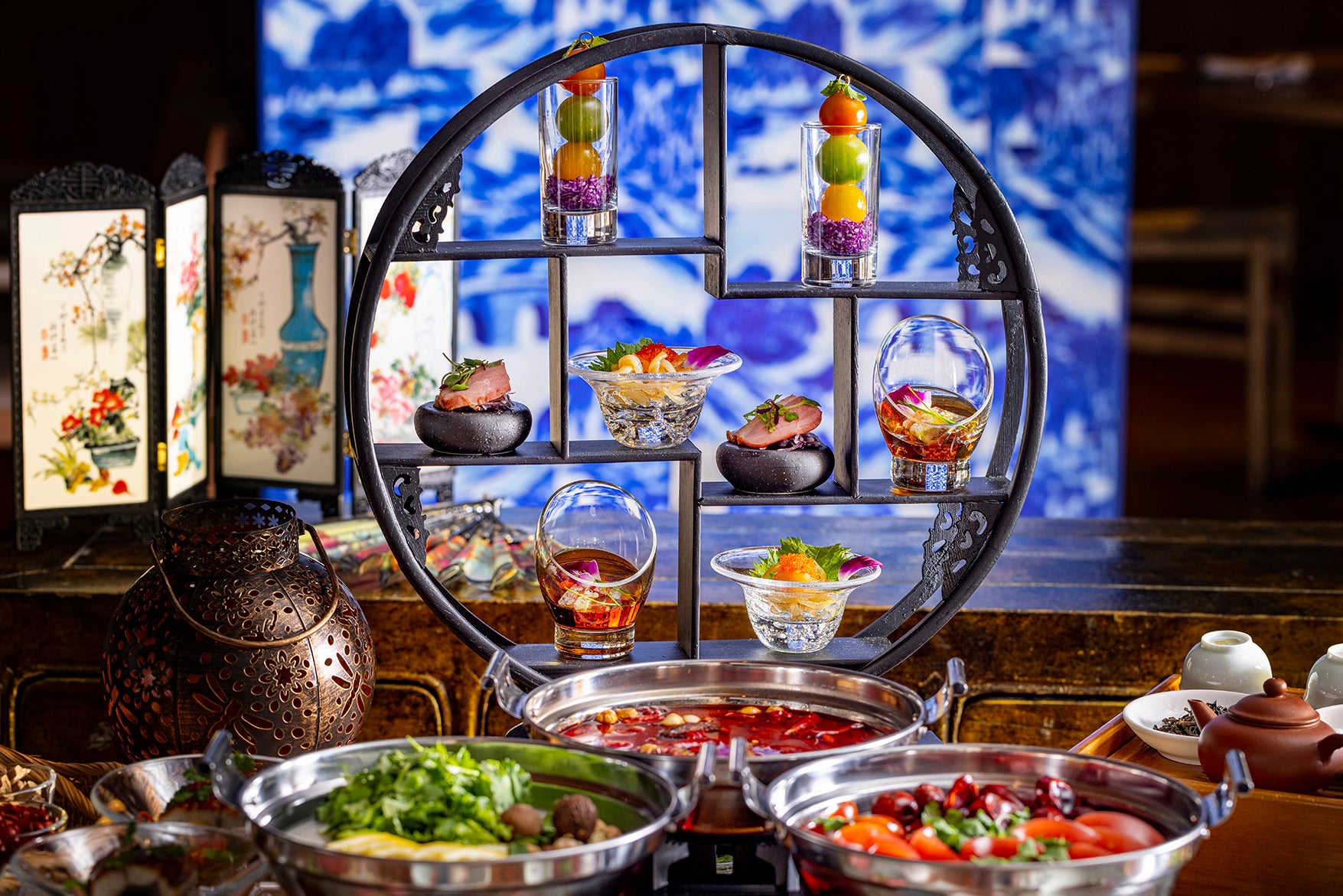 「燻製鴨ロース XO醤ソース、蟹の煮こごり」「オマールコンソメジュレ」などの前菜