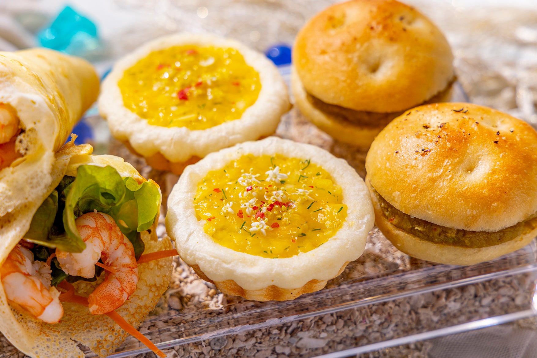 海老のバジルソース クレープ巻き、イタヤ貝のタルタルとマンゴーのアンサンブル仕立て、ココナッツフィッシュカレーパン