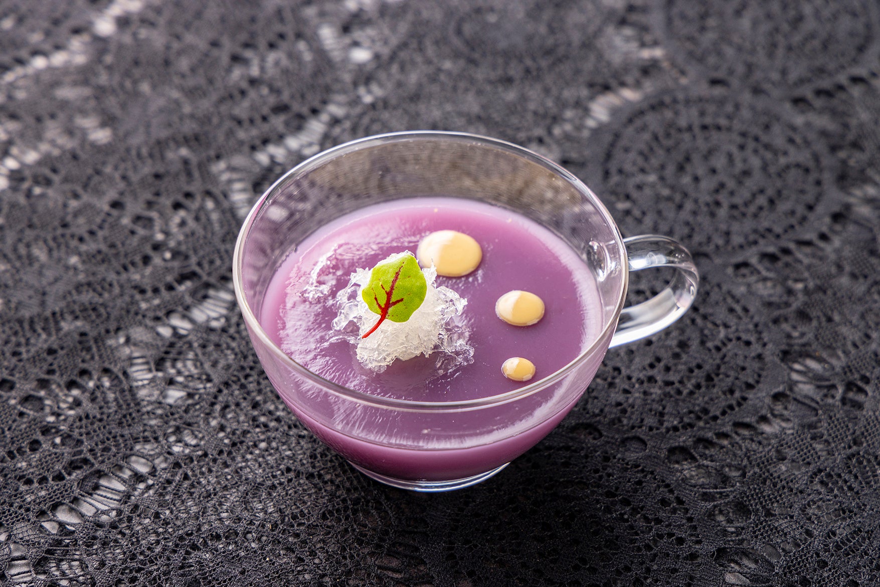 燕の巣 クルミペースト入り紫芋のスープ