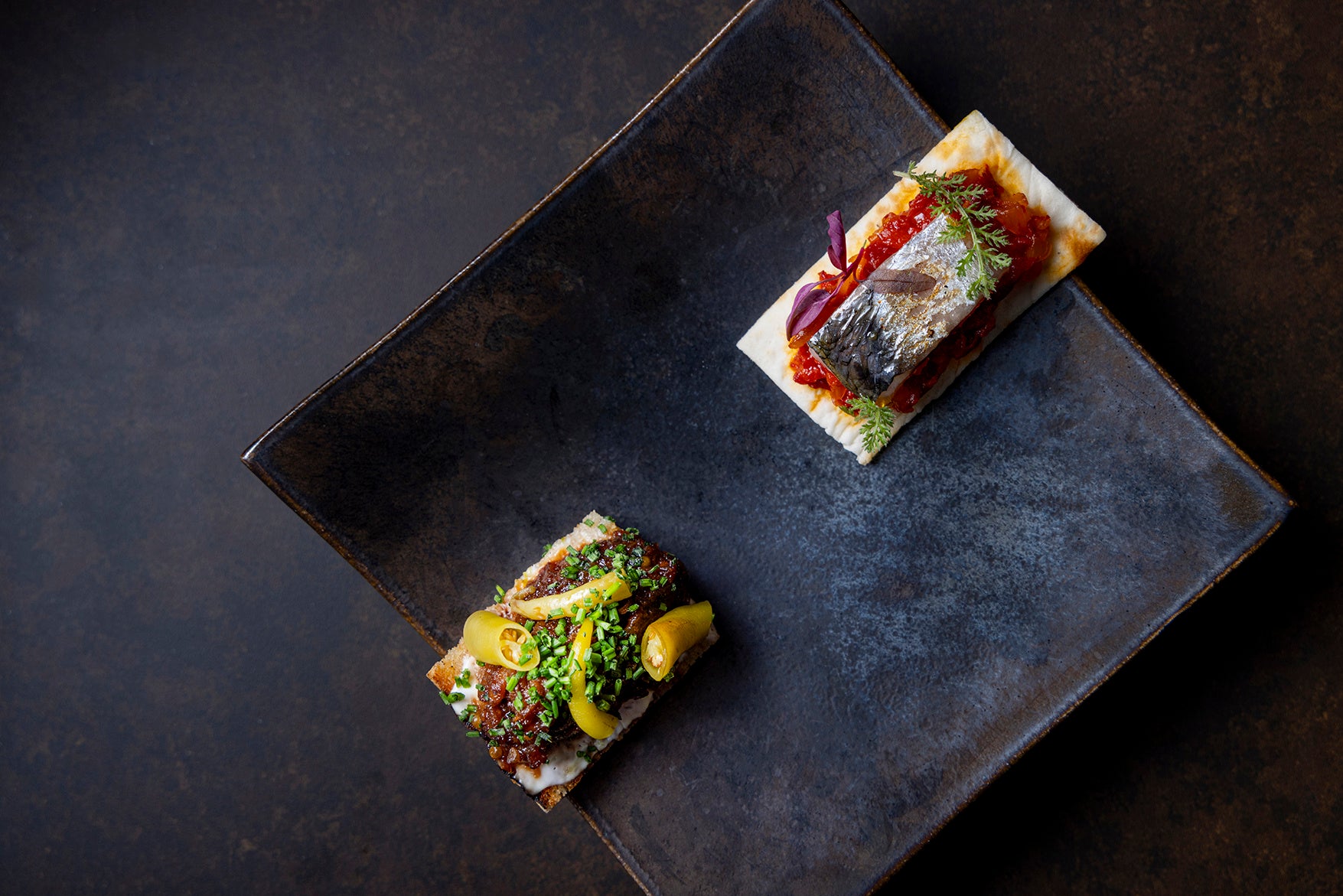 “コカ”　フラットパン、エスカリバダ、イワシの燻製、ビーフマーマレード　ライムクリームとピパラ