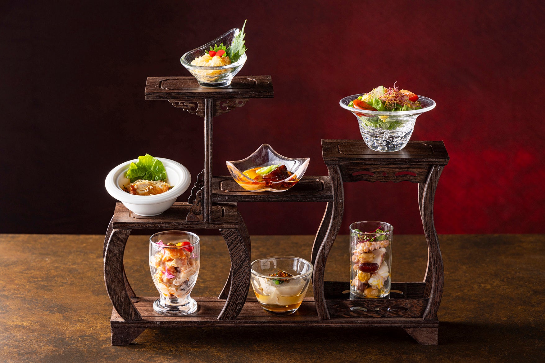 茶器スタンドに配される前菜7種類