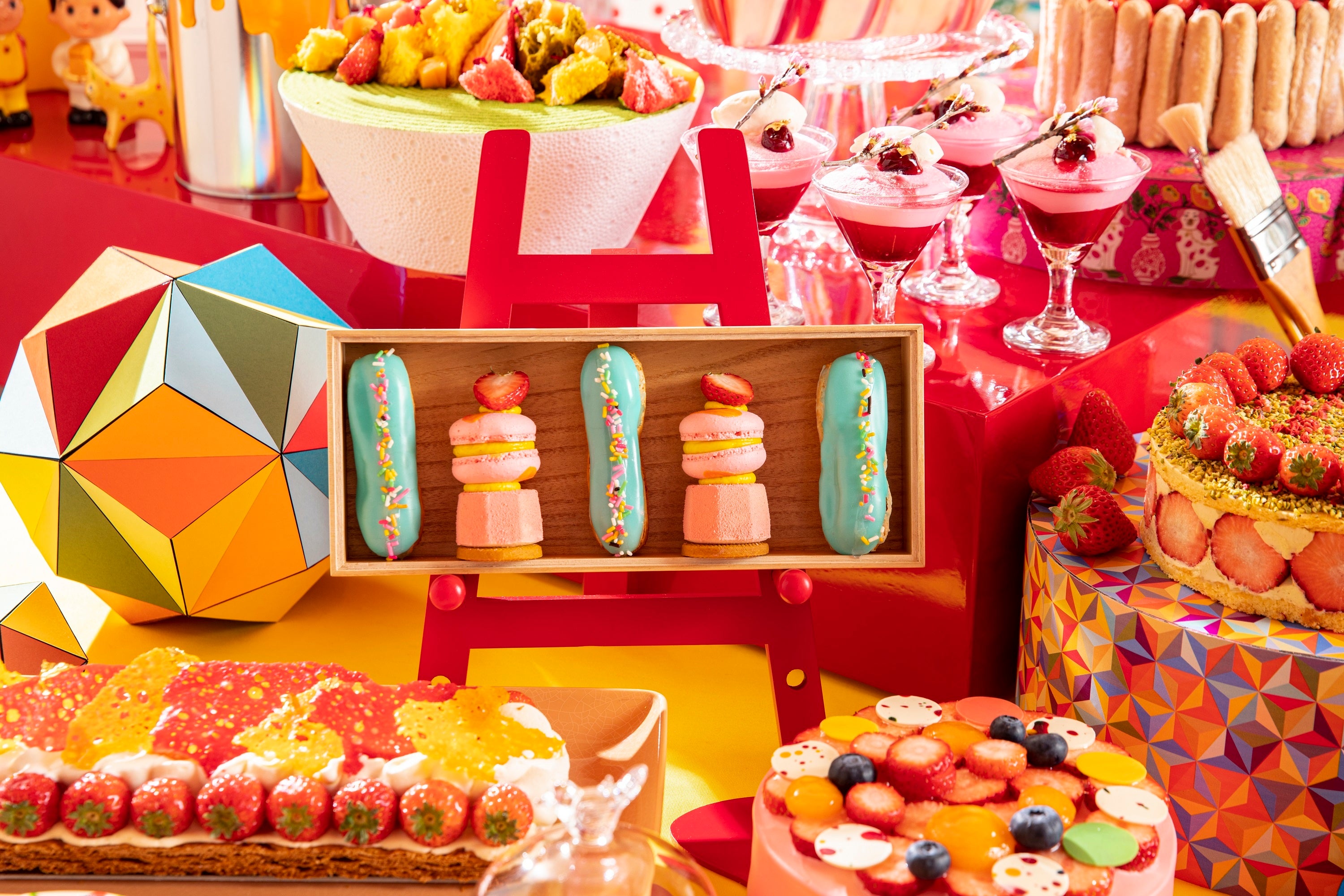 エクレアやマカロンなどのスモールスイーツ