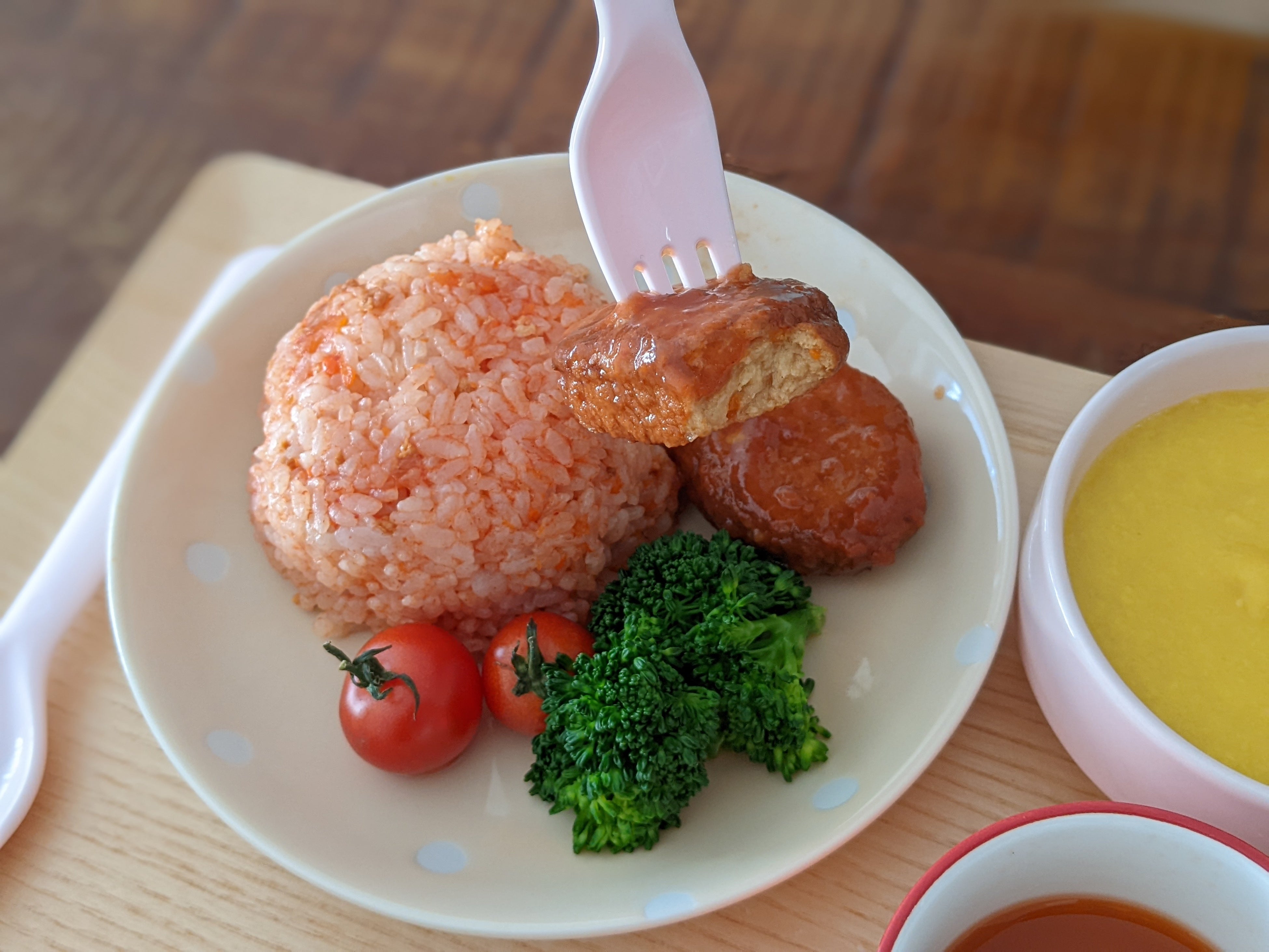 つなぎに里芋を使い、味や食感を通常の商品に近づける工夫をしています