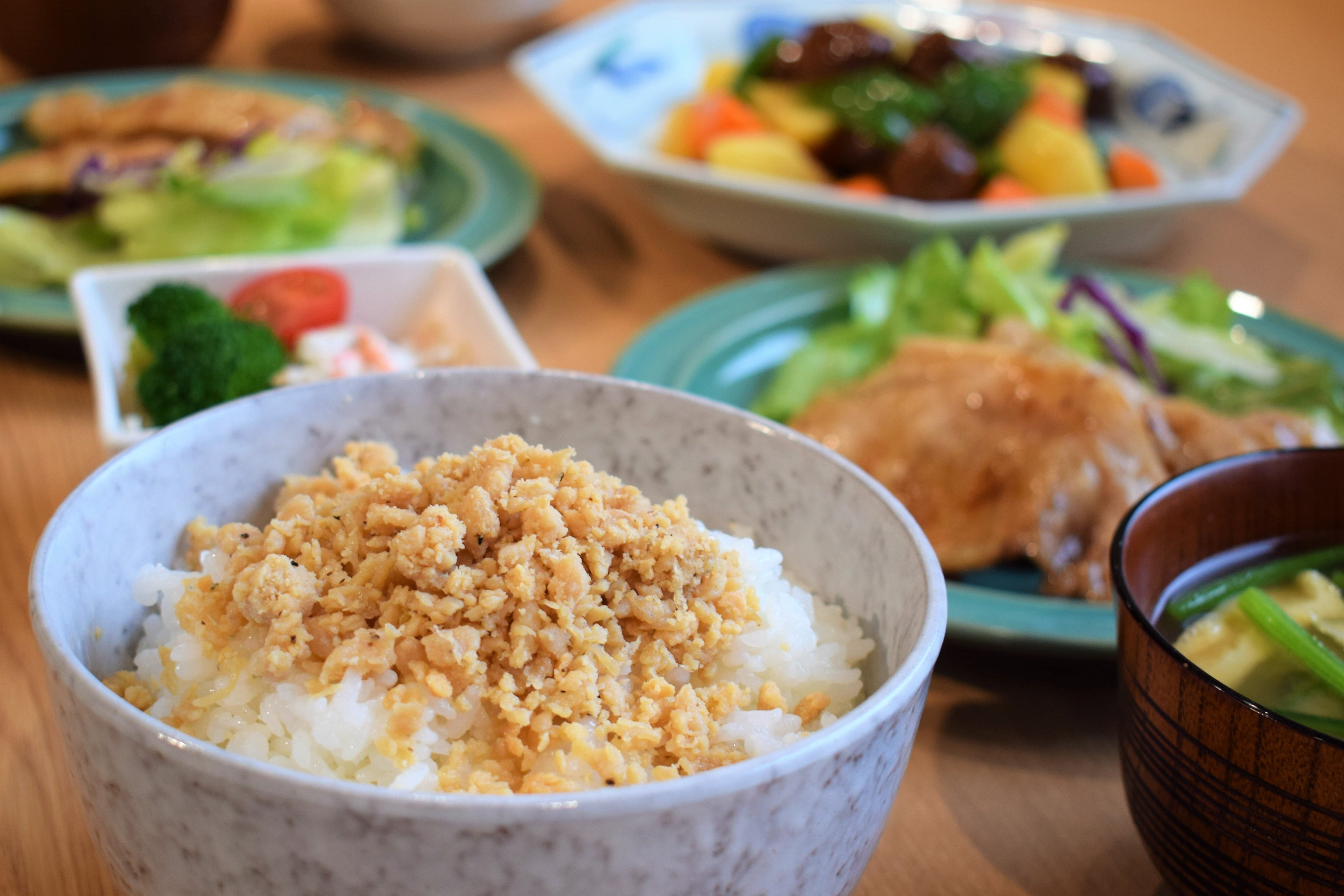 いつもの食事にかけるだけで食べごたえが増す「ごろっとあらびき 塩鶏そぼろ 旨塩仕立て」