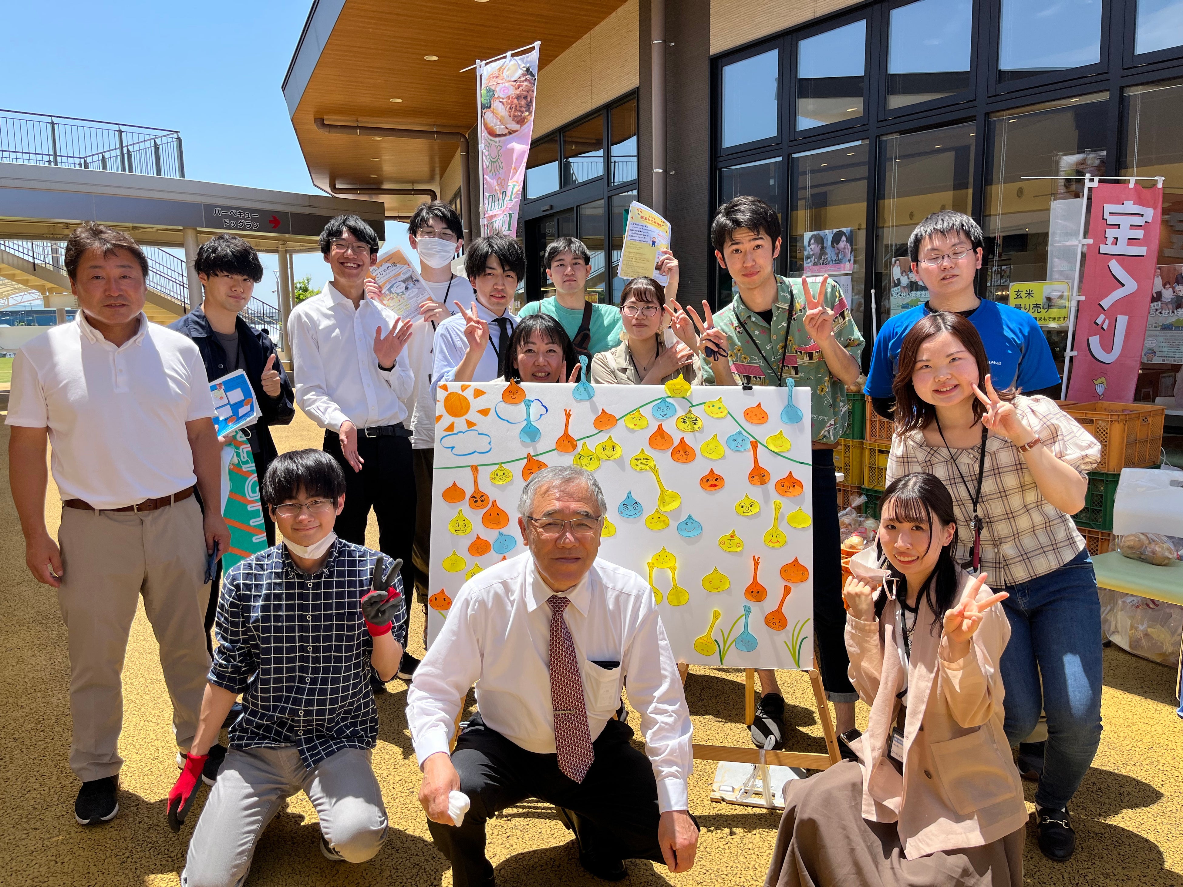 筑西市長 須藤 茂氏(中央)、「ちくせい若者まちづくり会議」の学生、石井食品社員