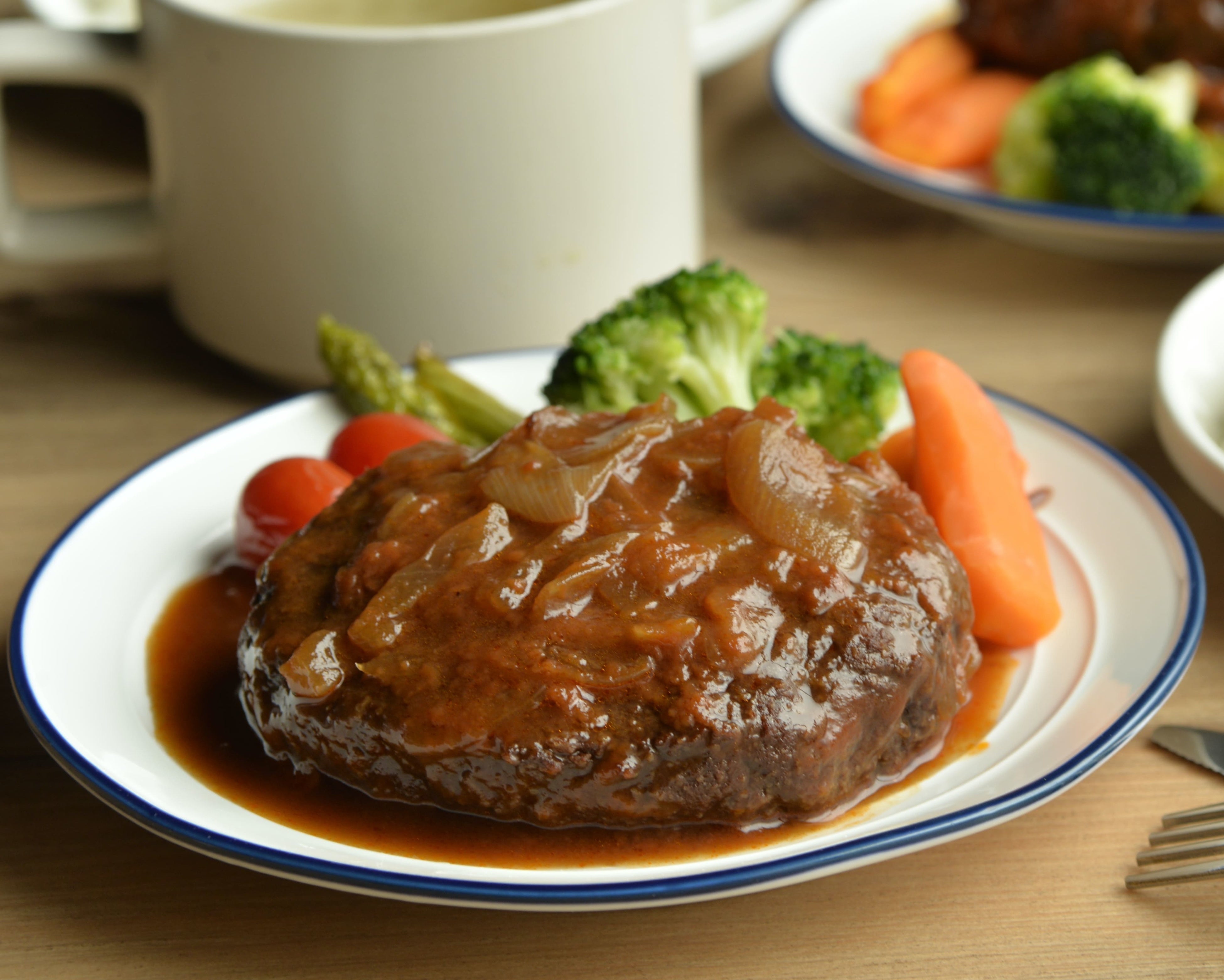 たっぷりソースがかかったハンバーグは食卓のメインにぴったり