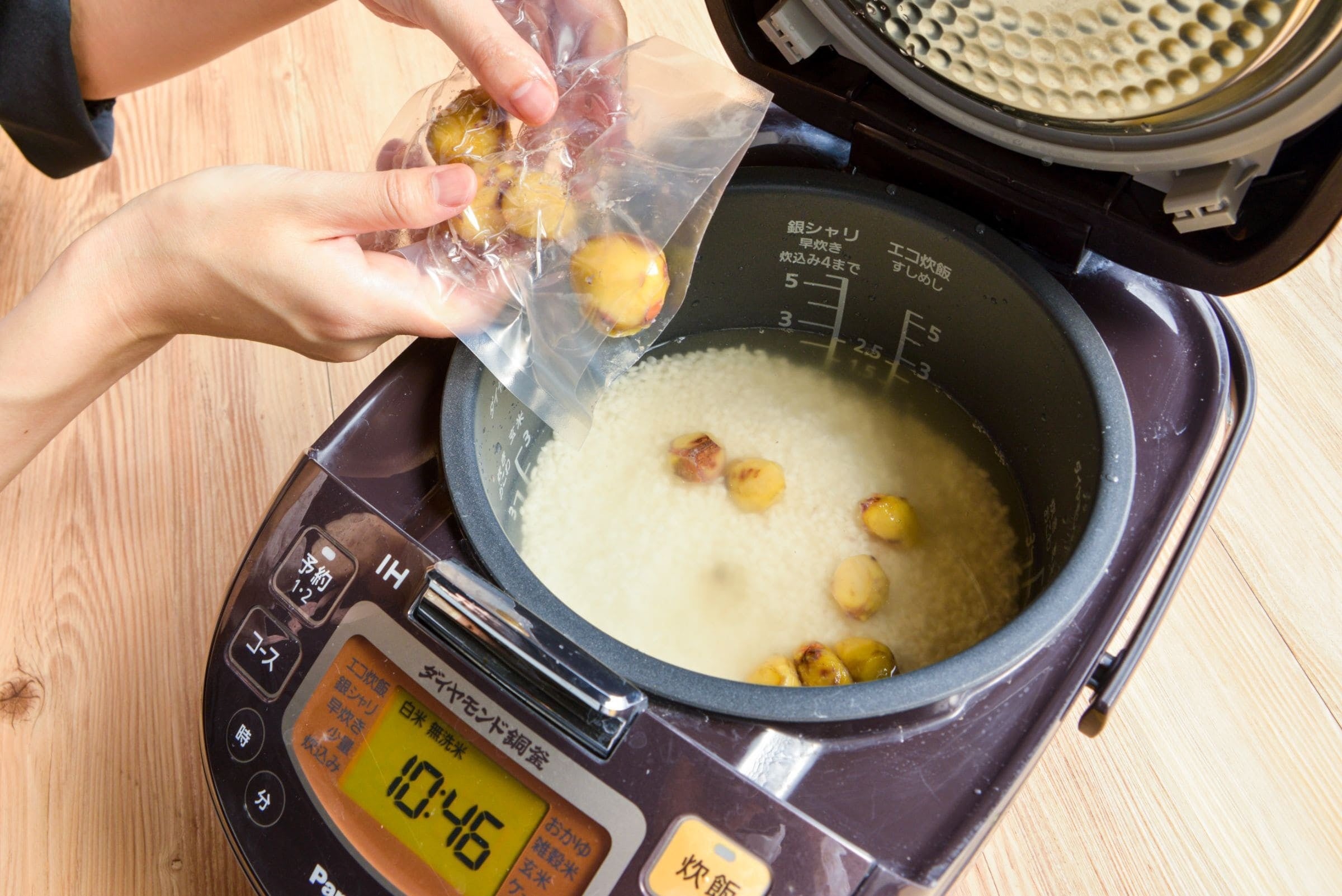 炊飯器で栗と調味液を混ぜて炊くだけ