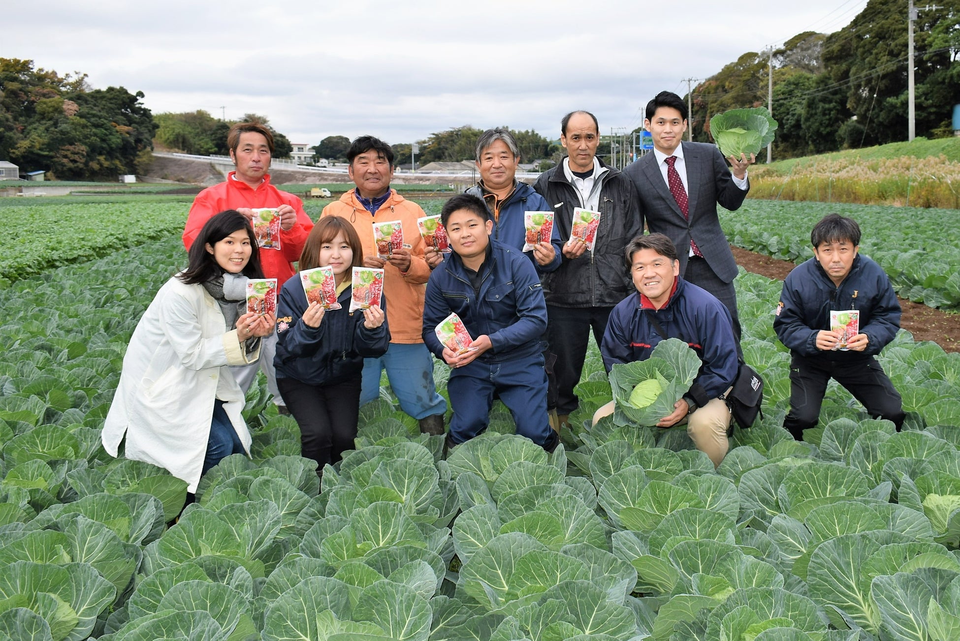 高清会 4 名、三浦市農業協同組合 3 名、石井食品(顧客サービス部、八千代工場・素材価値開発部、 顧客体験デザイン部の 3 名)※2022 年 12 月上旬に現地訪問した際の様子