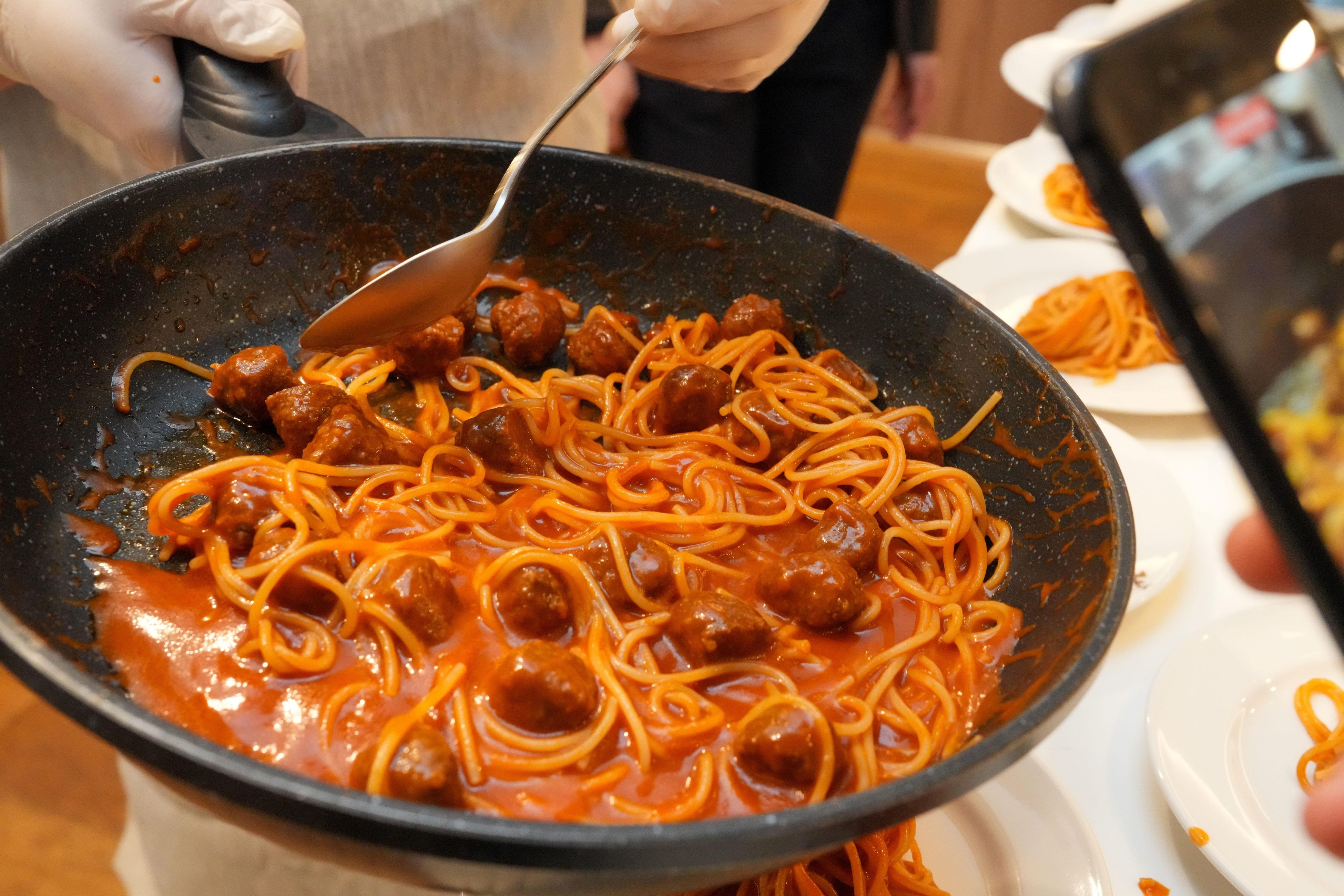 『イシイのおべんとクン ミートボール』を使ったミートボールパスタのデモンストレーション