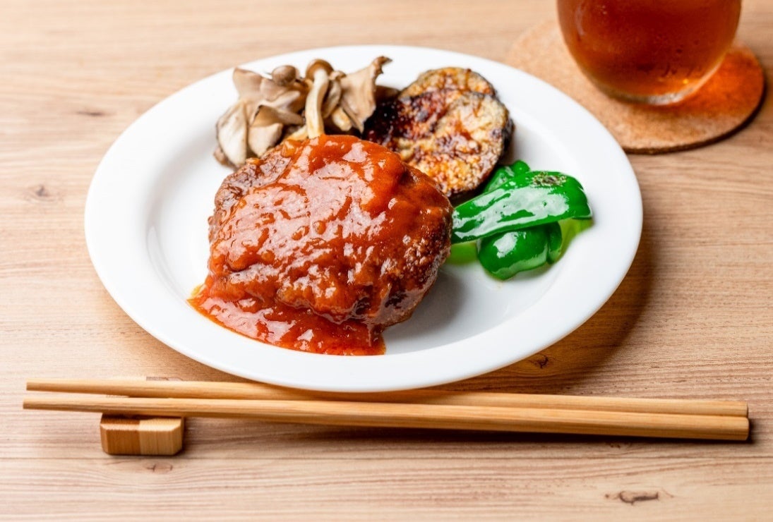 『山梨大月市の新玉ねぎを使ったハンバーグ オニオントマトソース』の盛り付け画像 石