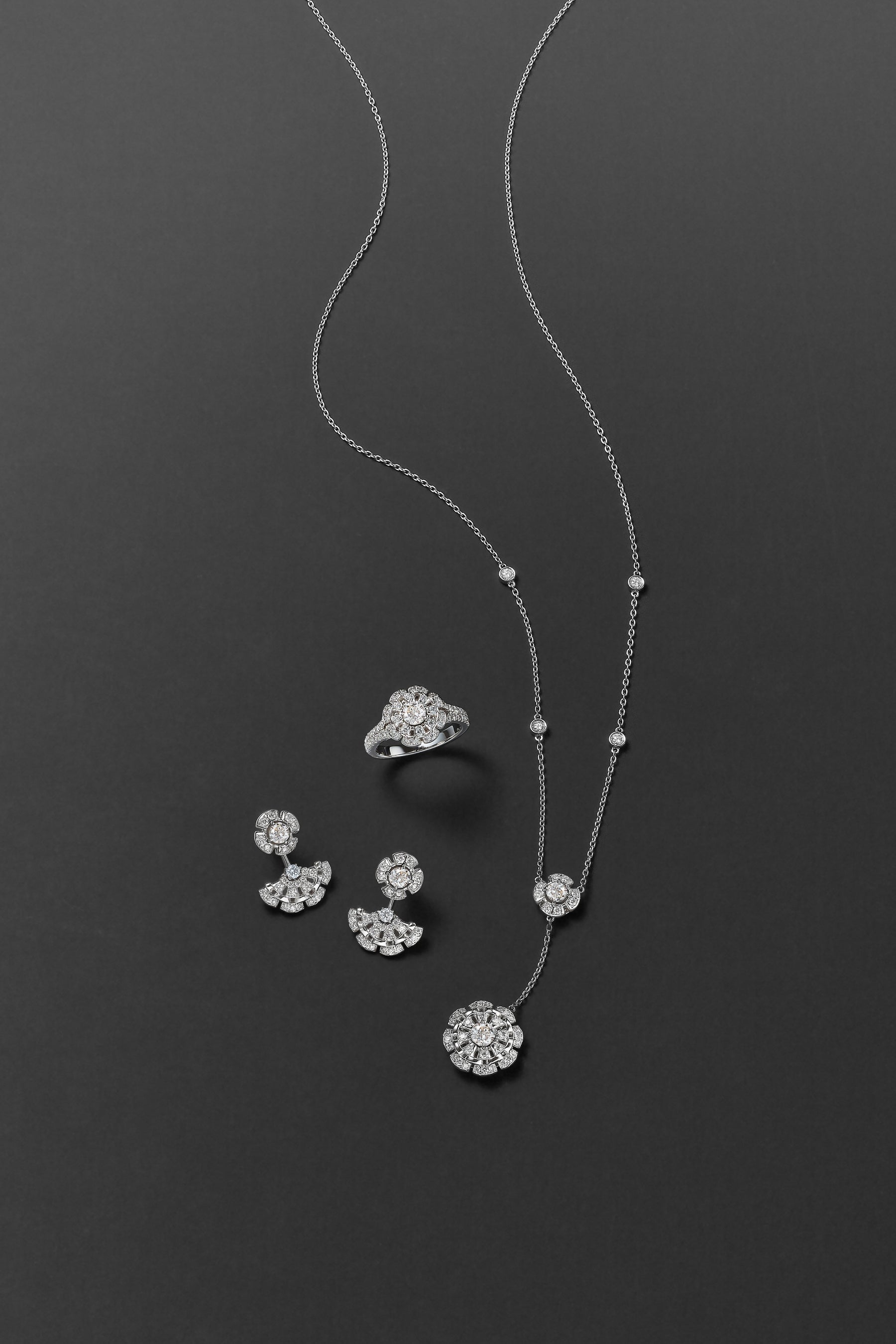 （左から）ピアス　1,485,000円（プラチナ、ダイヤモンド計1.1ｃｔ） リング935,000円　（プラチナ、ダイヤモンド計0.7ｃｔ）ペンダント1,518,000円（プラチナ、ダイヤモンド計1.05ｃｔ）