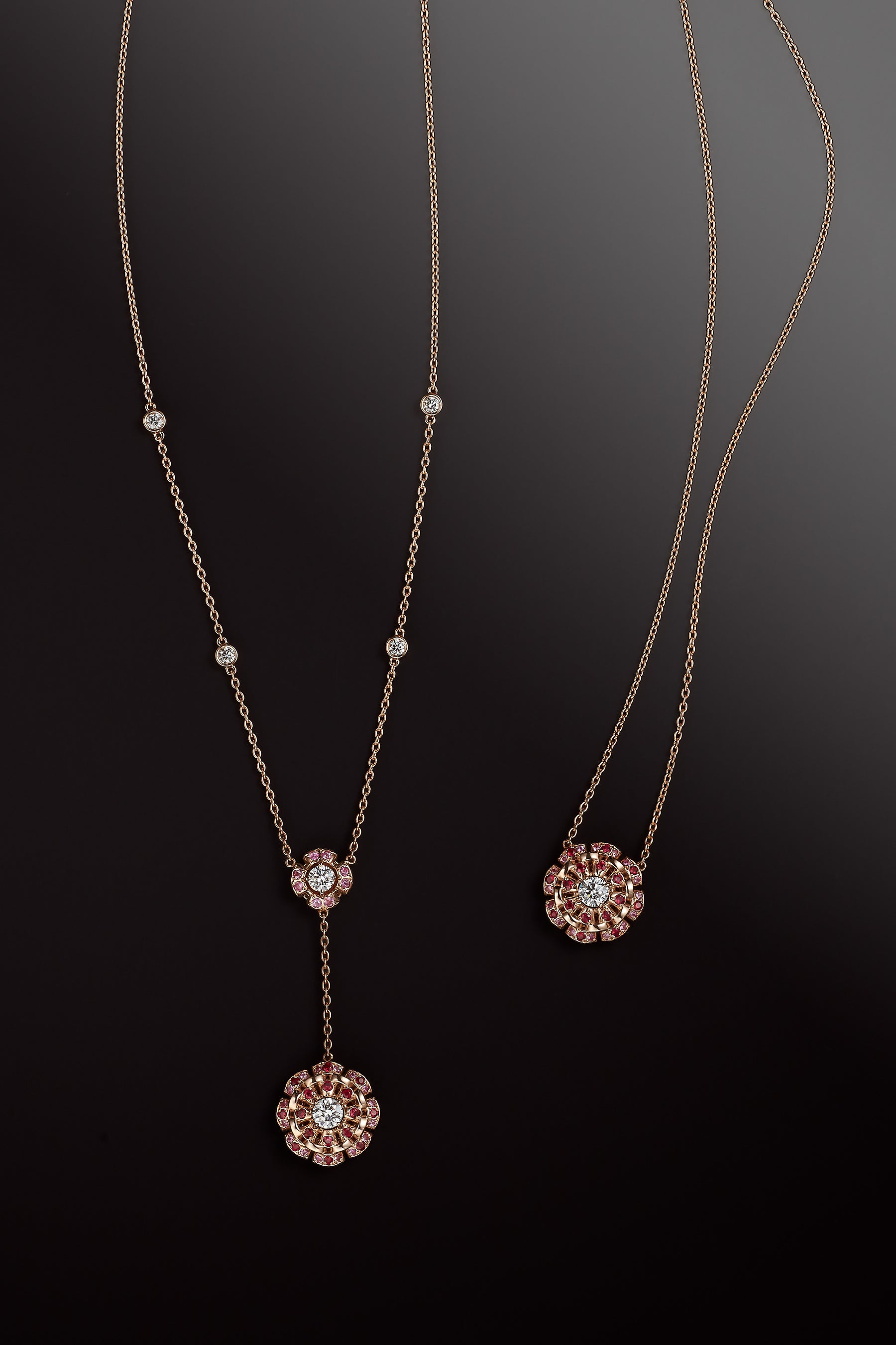 （左から）ペンダント1,518,000円（ピンクゴールド、ダイヤモンド計0.70ｃｔ､ルビー計0.20ｃｔ､ピンクサファイア計0.20ｃｔ） ペンダント935,000円（ピンクゴールド、ダイヤモンド0.30ｃｔ､ルビー計0.20ｃｔ､ピンクサファイア計0.