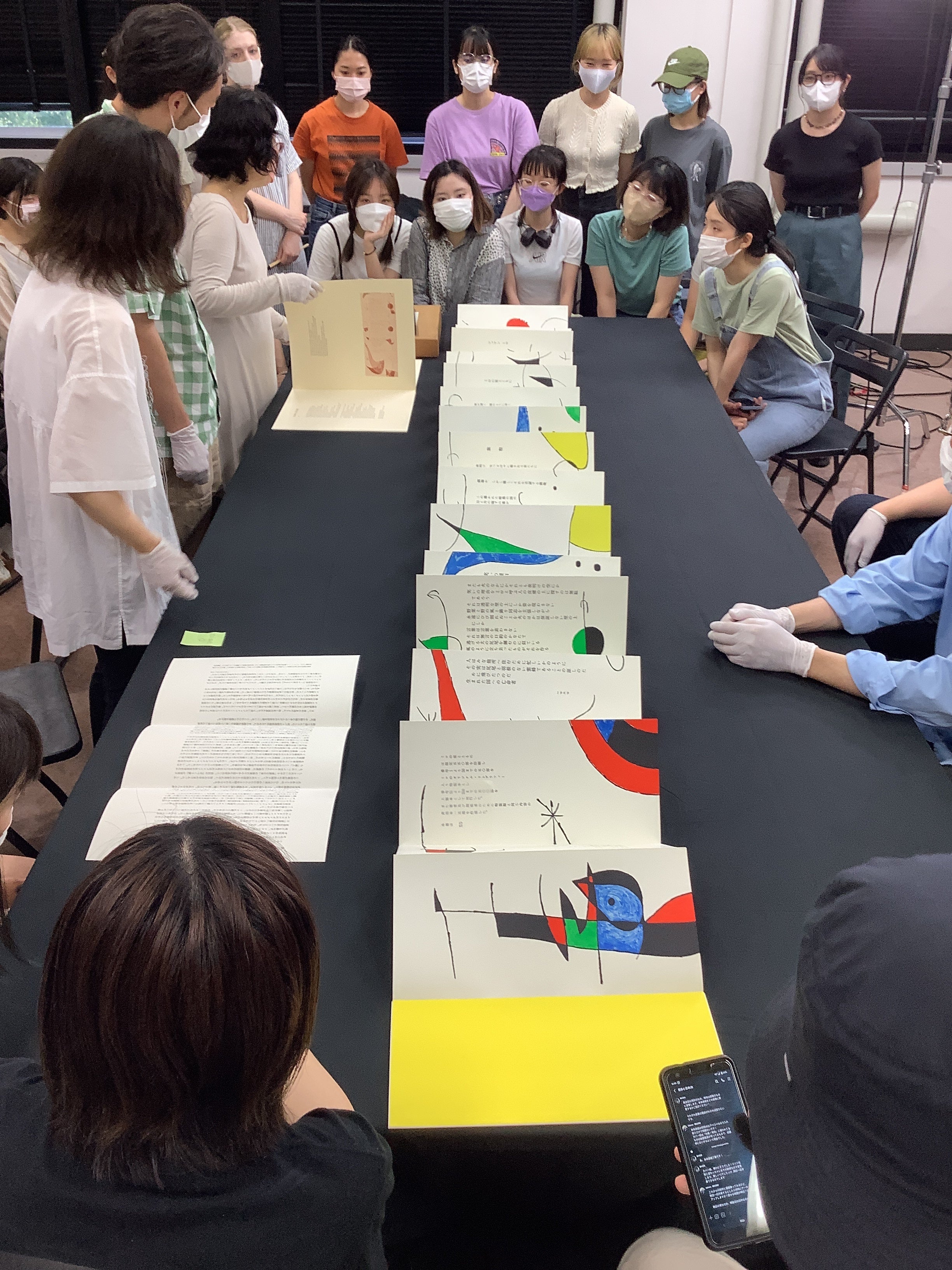 資料を活用した研究会のようす