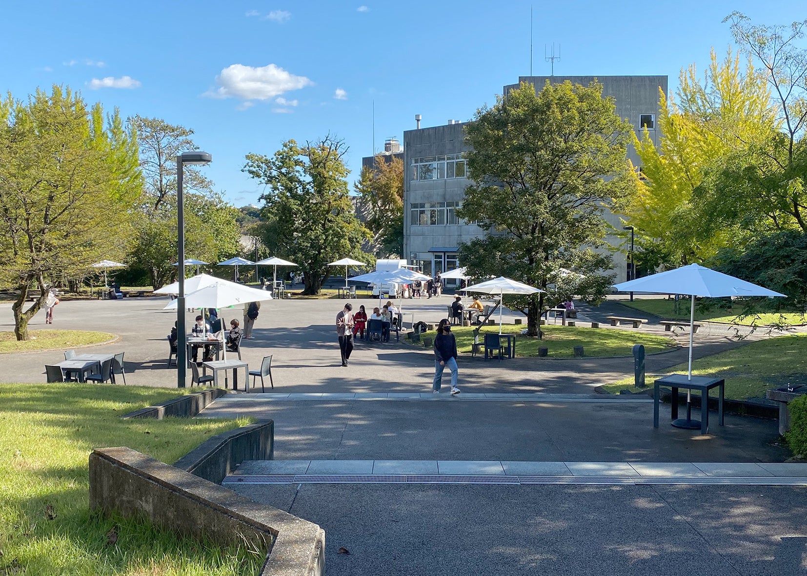 中庭にはパラソルとテーブルを配置、学生の憩いの場