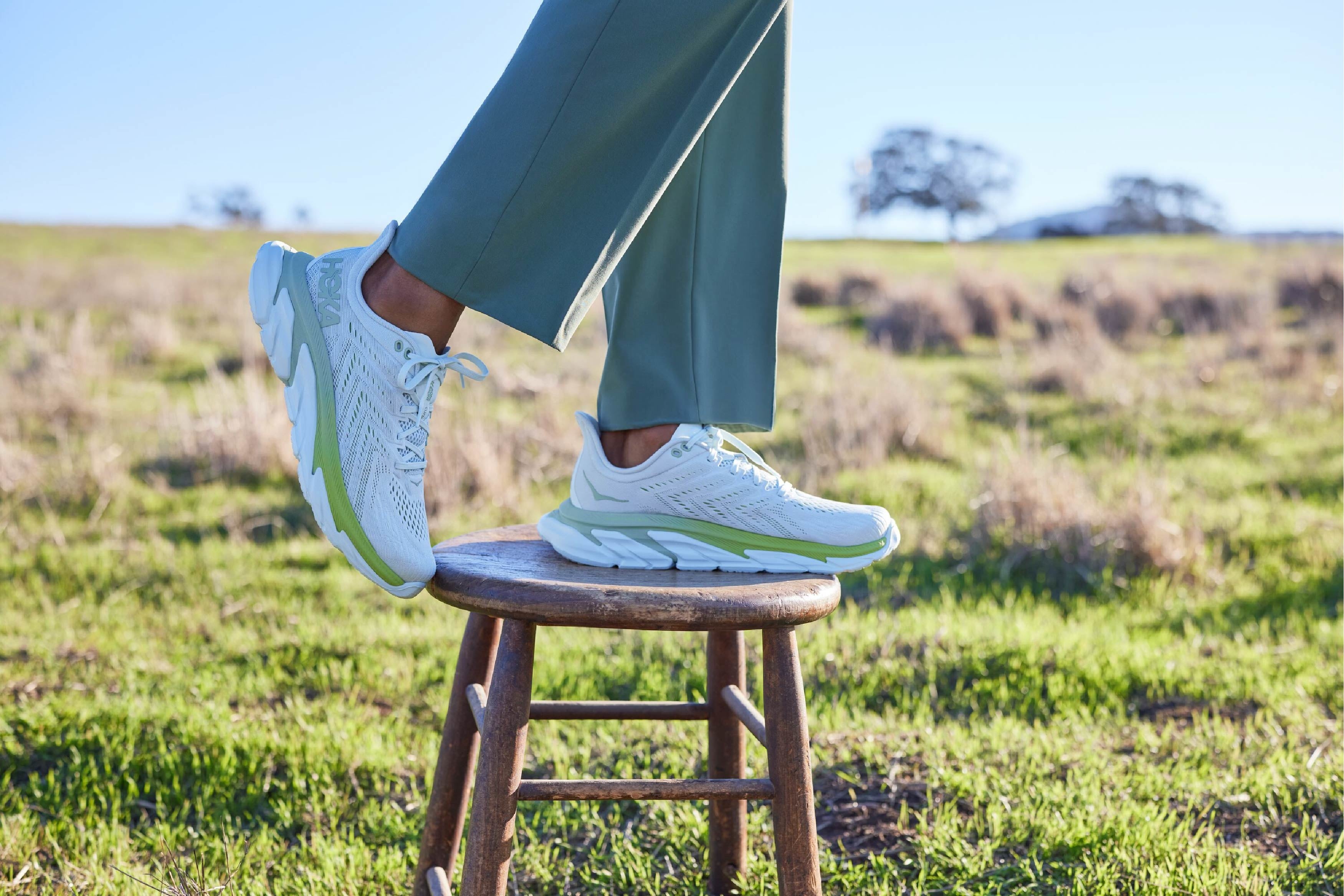 HOKA ONE ONE から、春にぴったりな柔らかいカラーでアレンジした