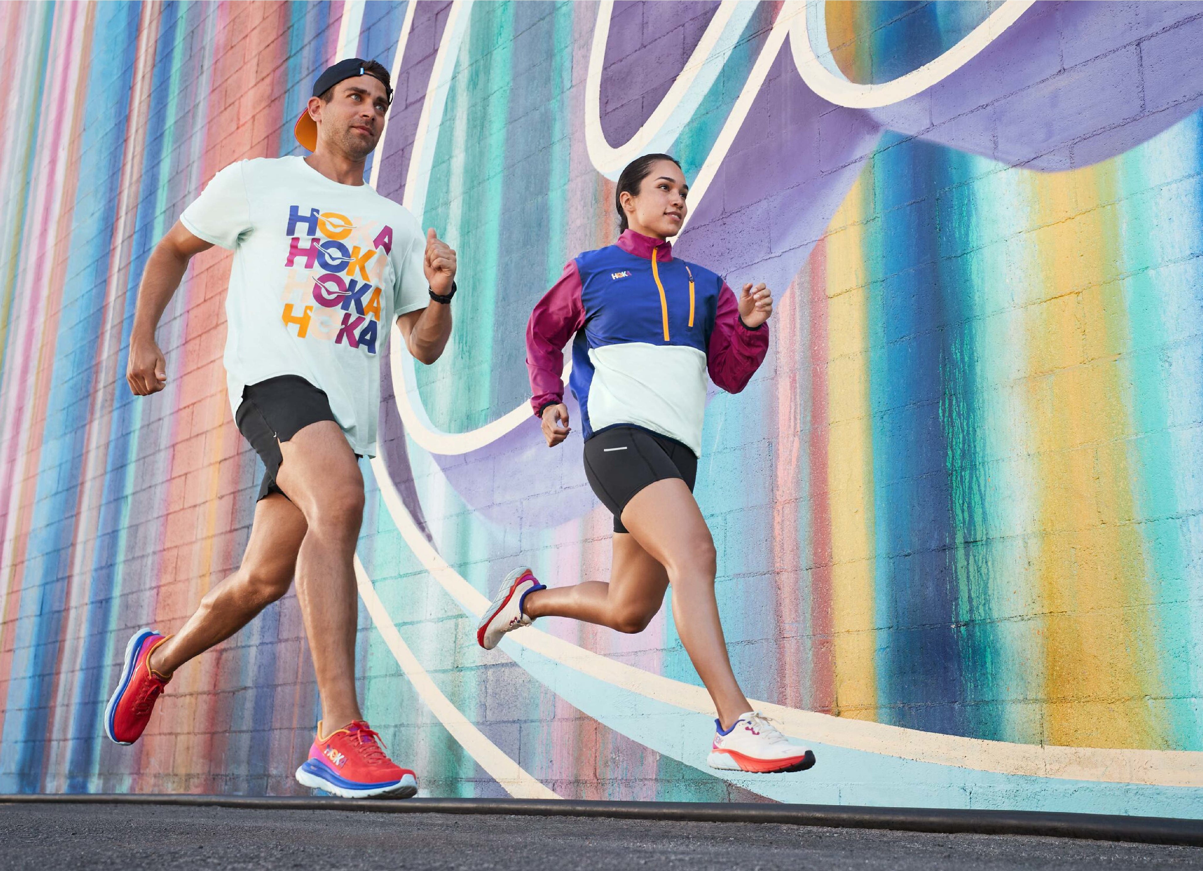 HOKAから、シューズとアパレルをストリートアートのような色彩で