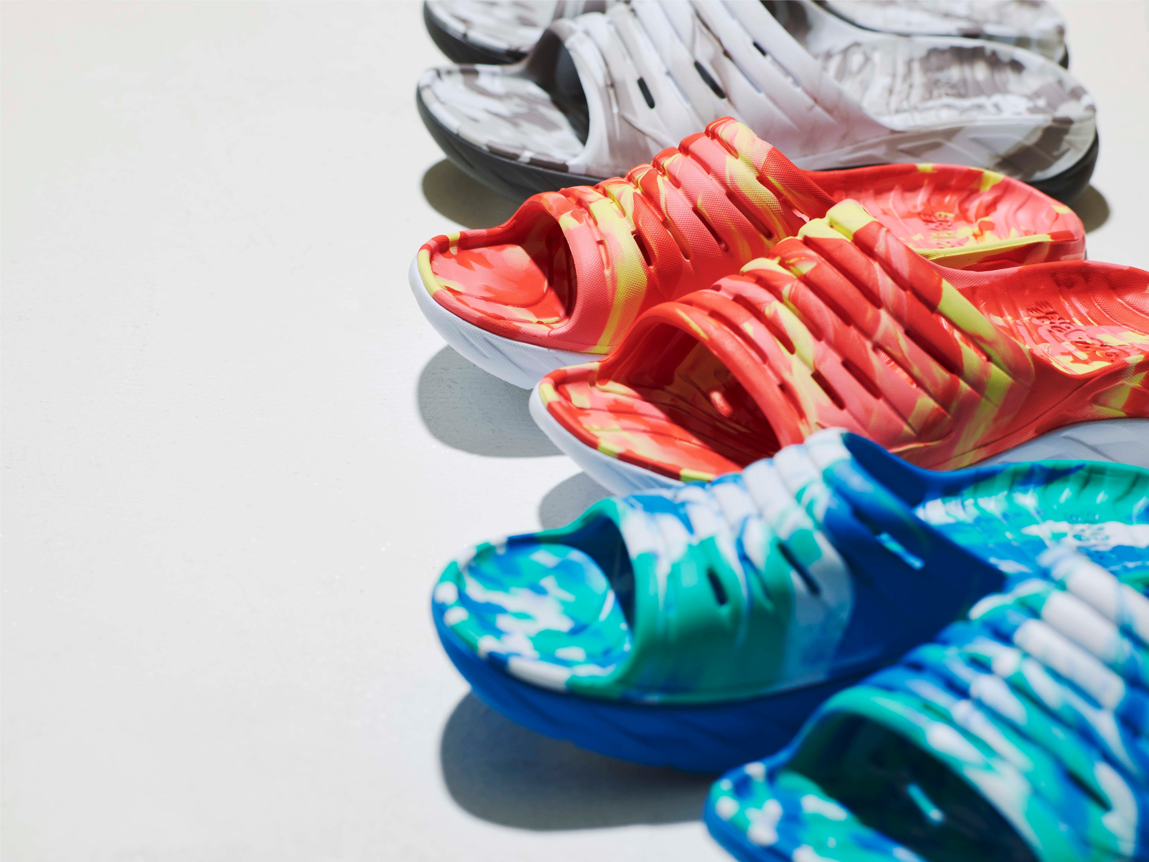 HOKAから、シューズとアパレルをストリートアートのような色彩で