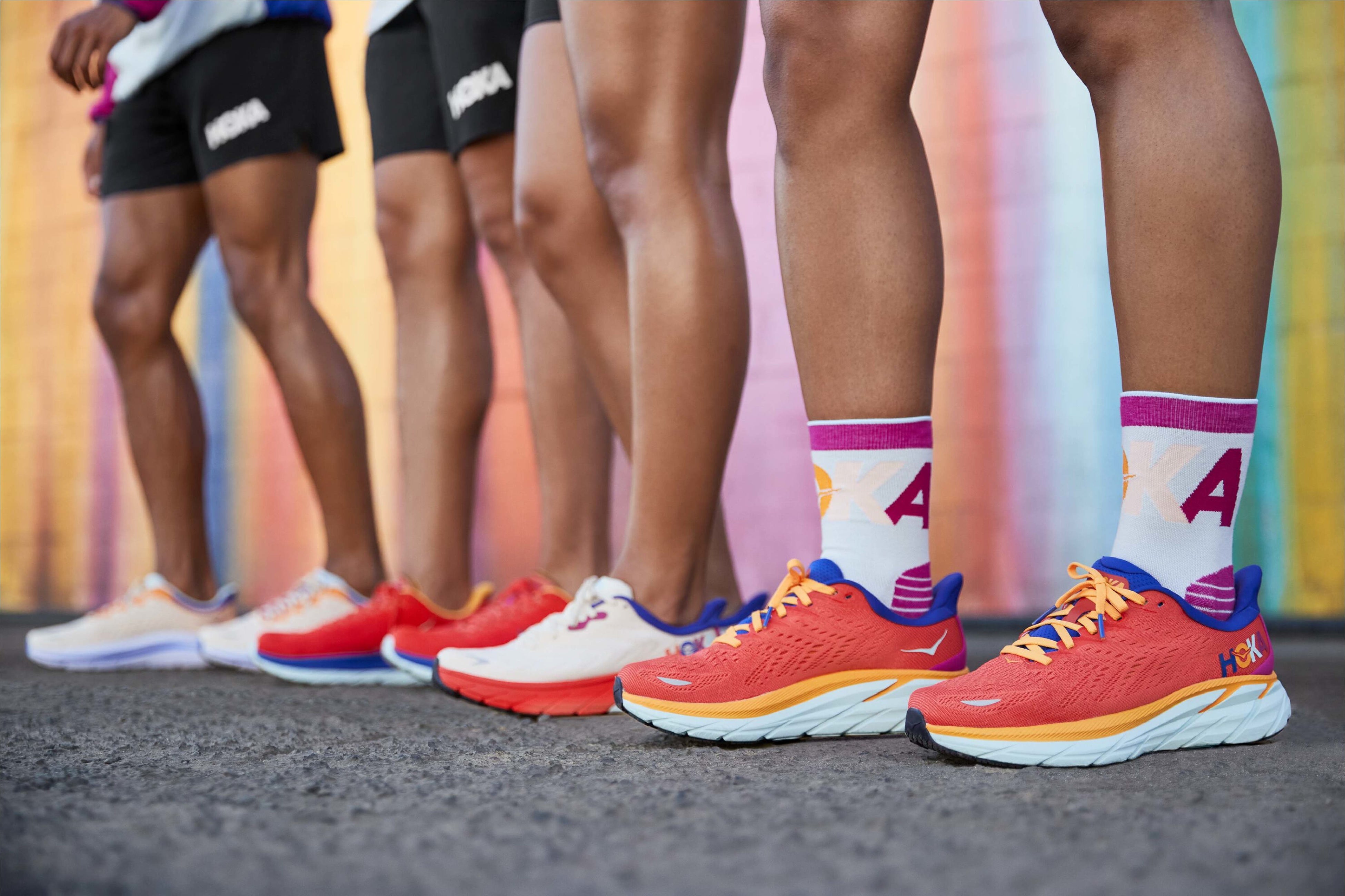 HOKAから、シューズとアパレルをストリートアートのような色彩で