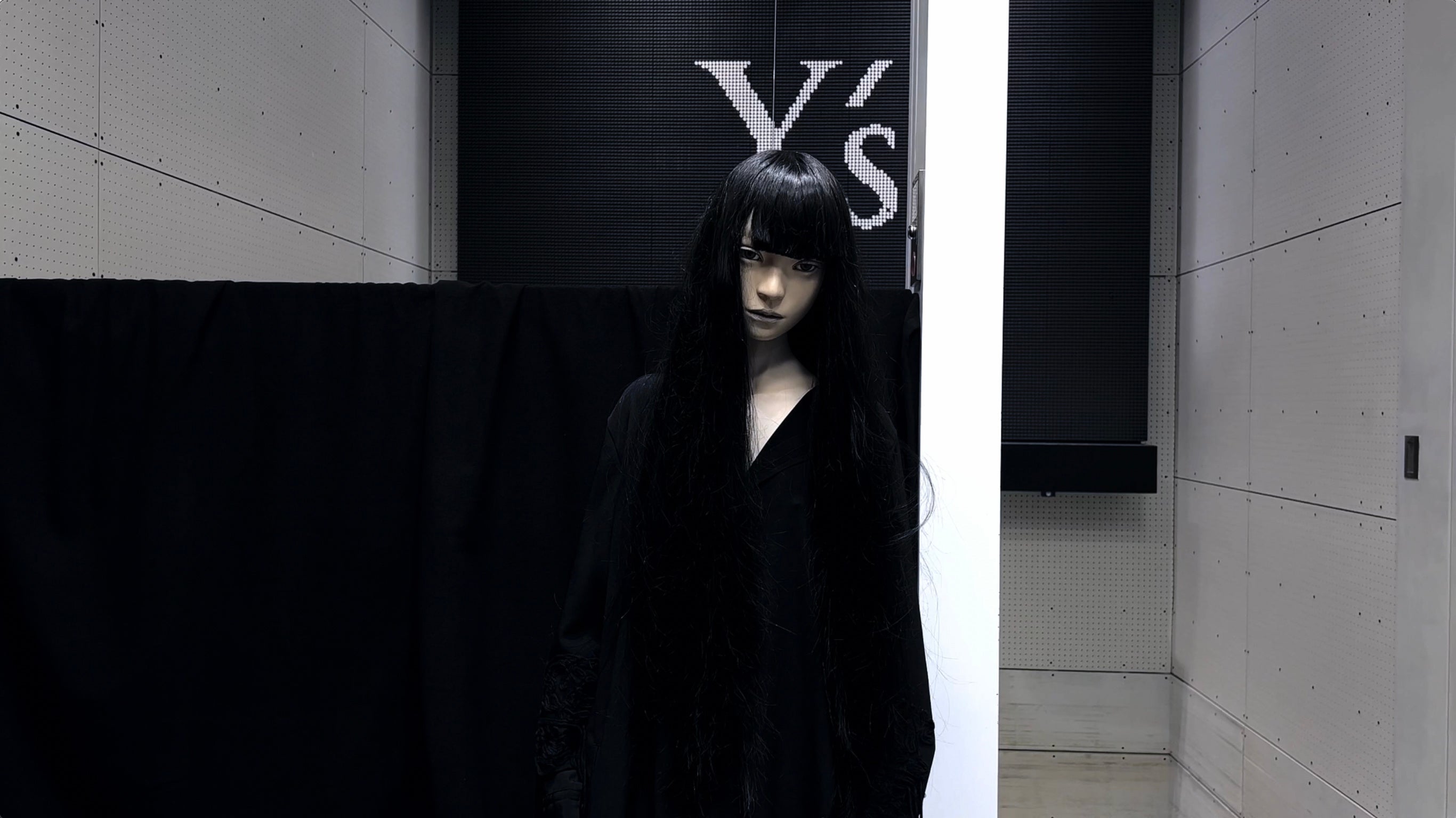 Y's 人形作家 愛実 コラボ ブラウス Y's、人形作家・愛実によるY'sの服を纏った人形作品をY's表参道