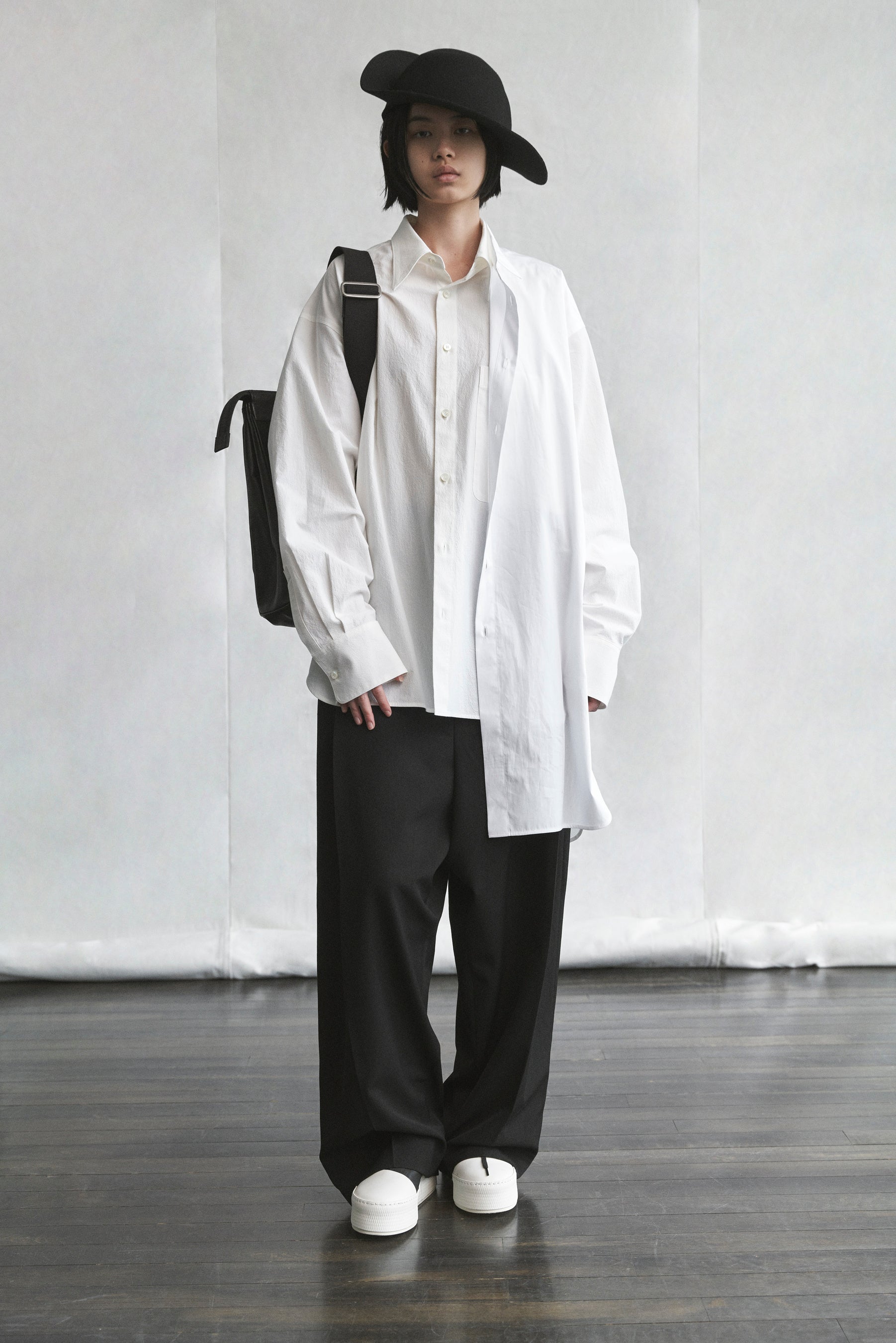 新品　Y's 黒と白のウール混合ポンチョ Y's、Y'sの中で展開される「Y's.」の最新作 | 株式会社ヨウジ
