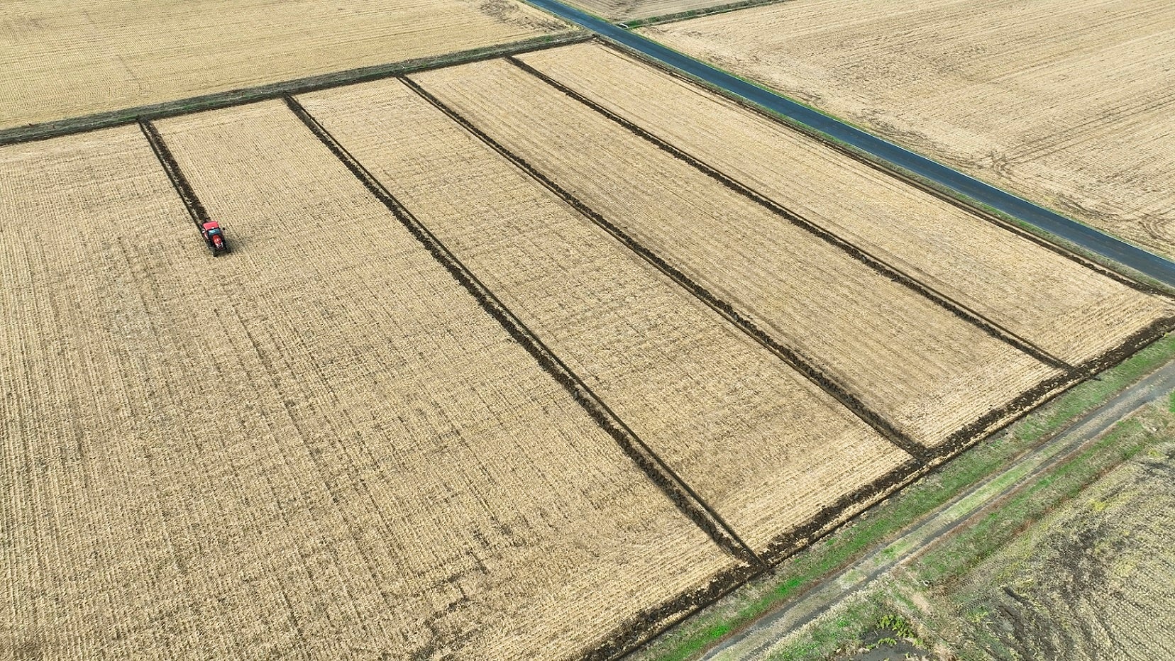 直進アシスト機能による溝掘作業