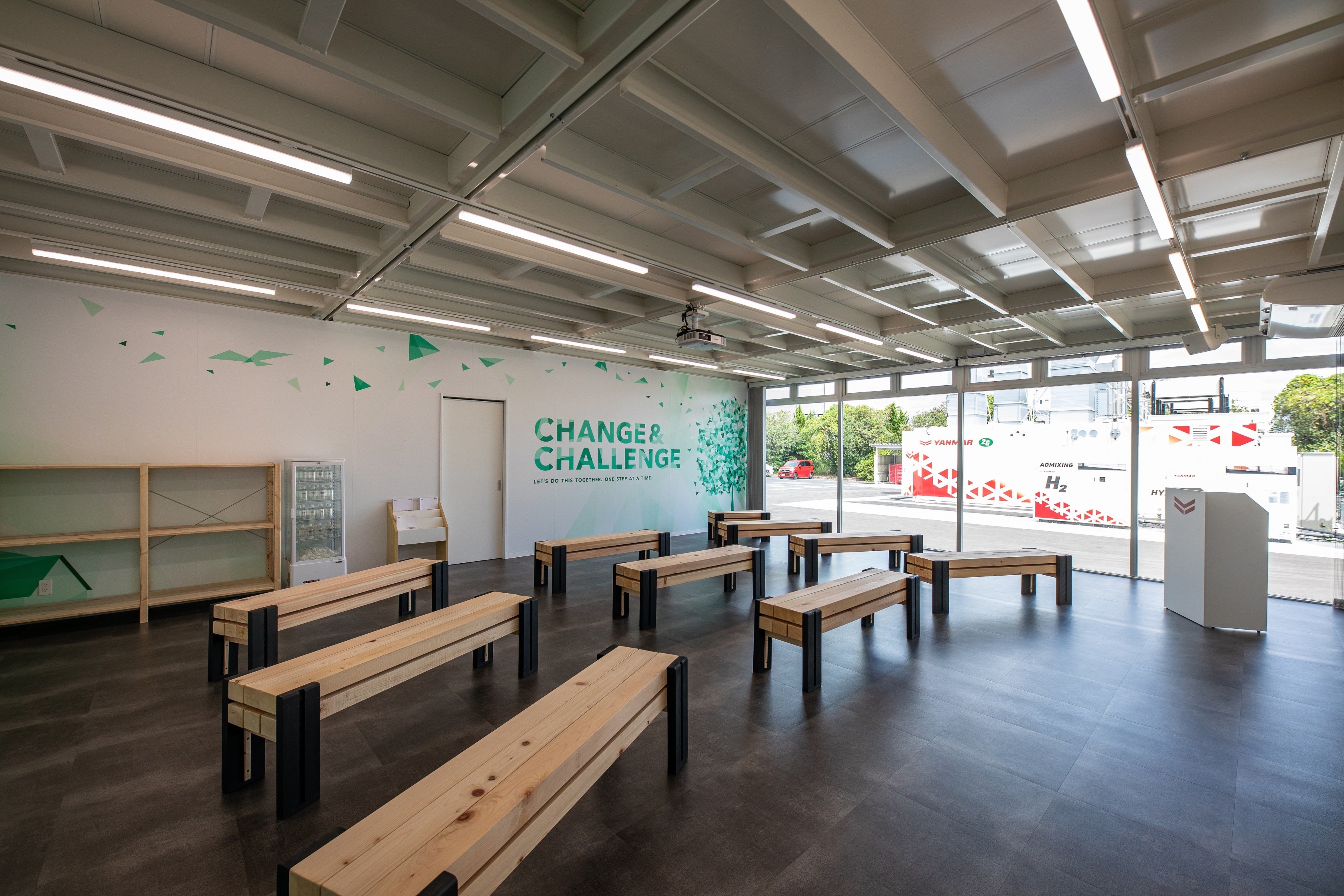 見学者用のコンテナハウス内観