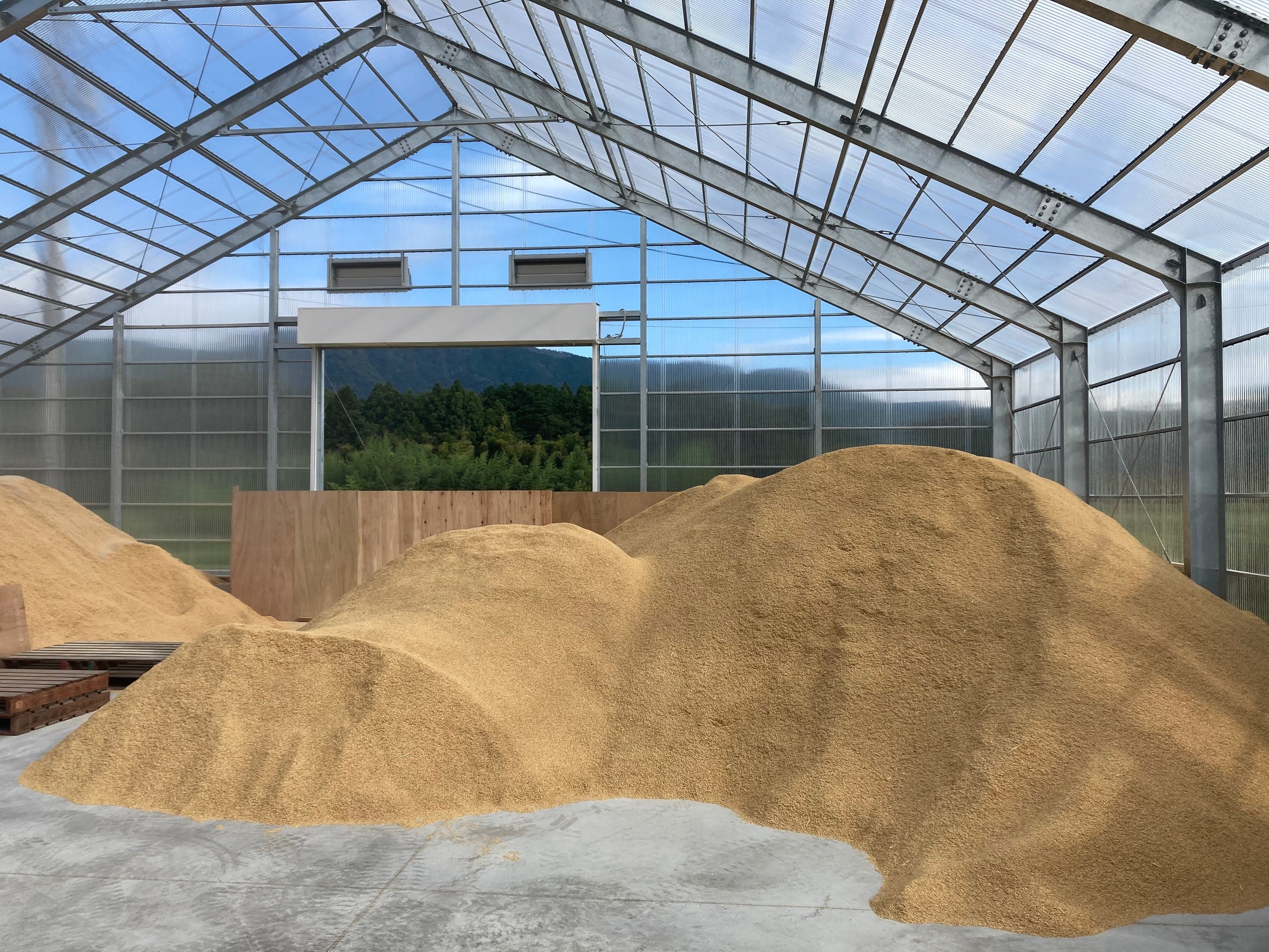 もみ殻：約1日分の処理量(約2.4t)