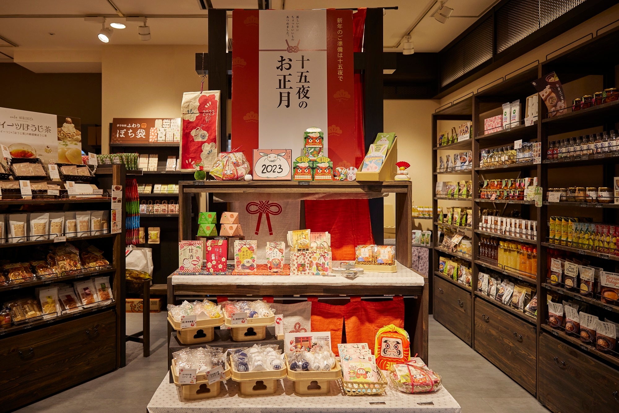 ２F　よろずや 十五夜（お正月コーナー）