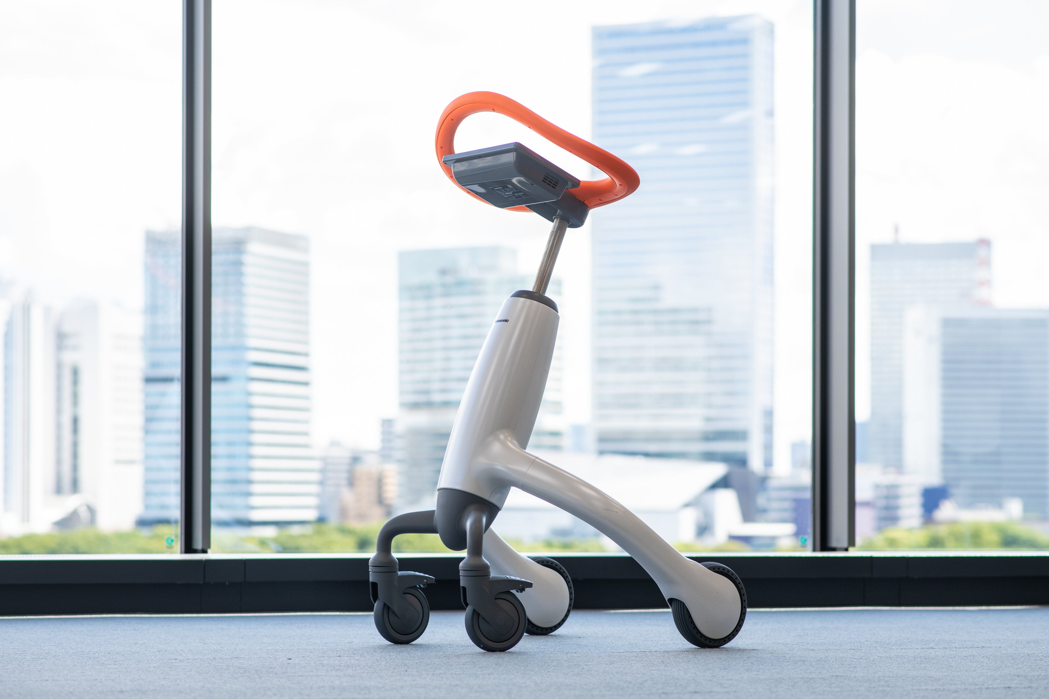 歩行トレーニングロボット写真2