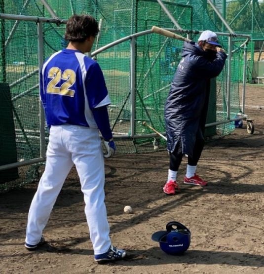 打撃指導を行う鳥谷 敬氏（右）