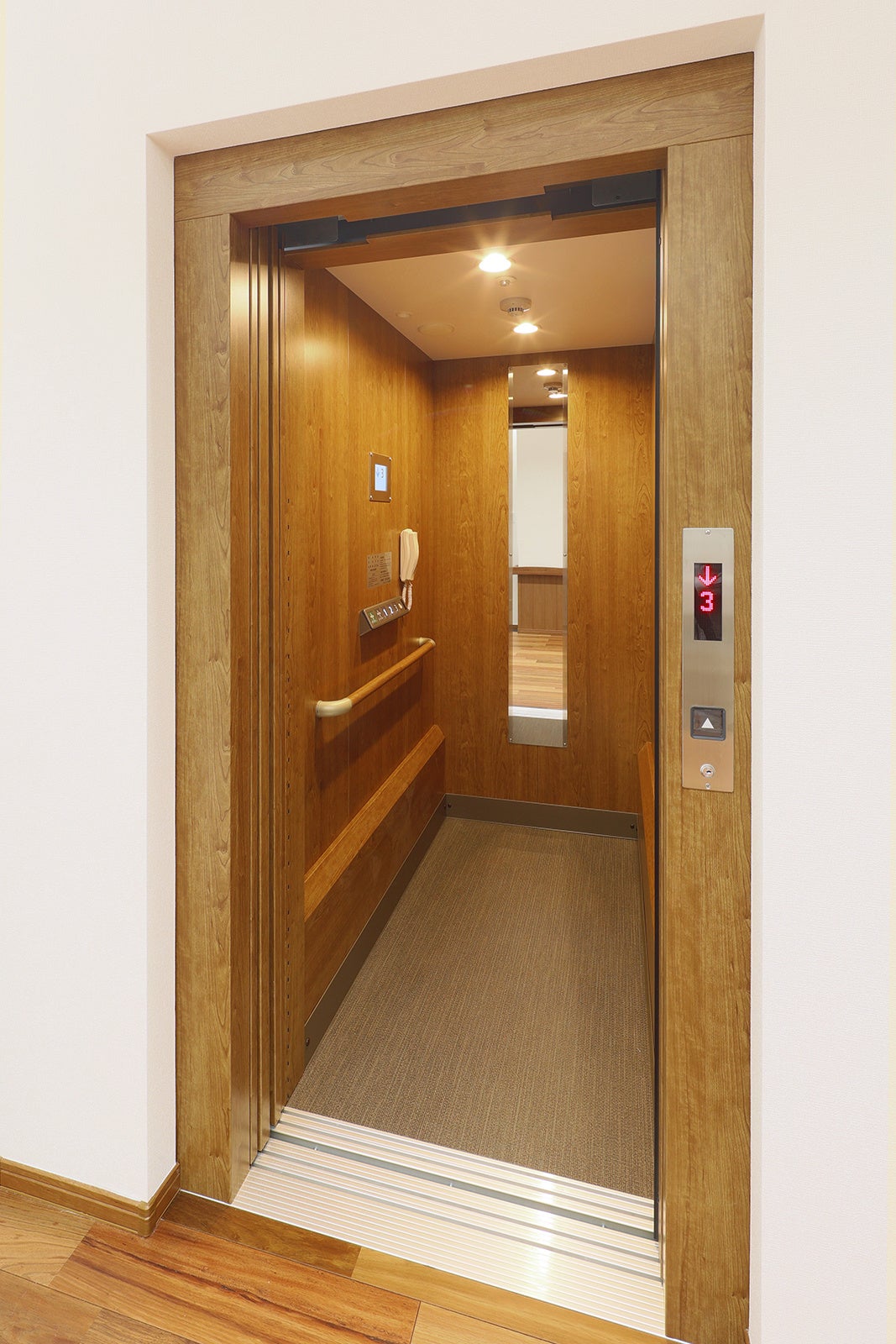 小型エレベーター「XLウェルハートVS」