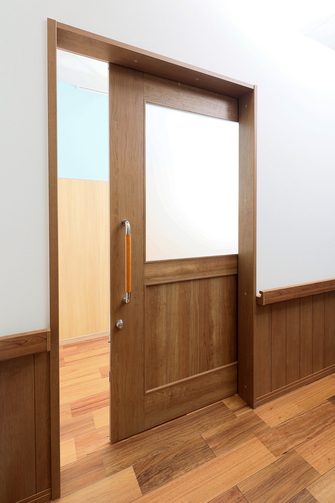 「タイムラグ自閉機構」付き引戸