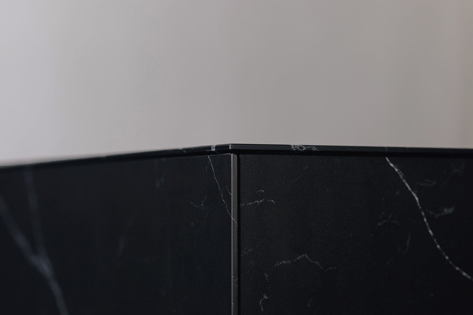 隅やフチの納まり