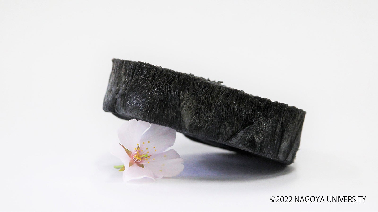 超軽量電磁波遮蔽材料