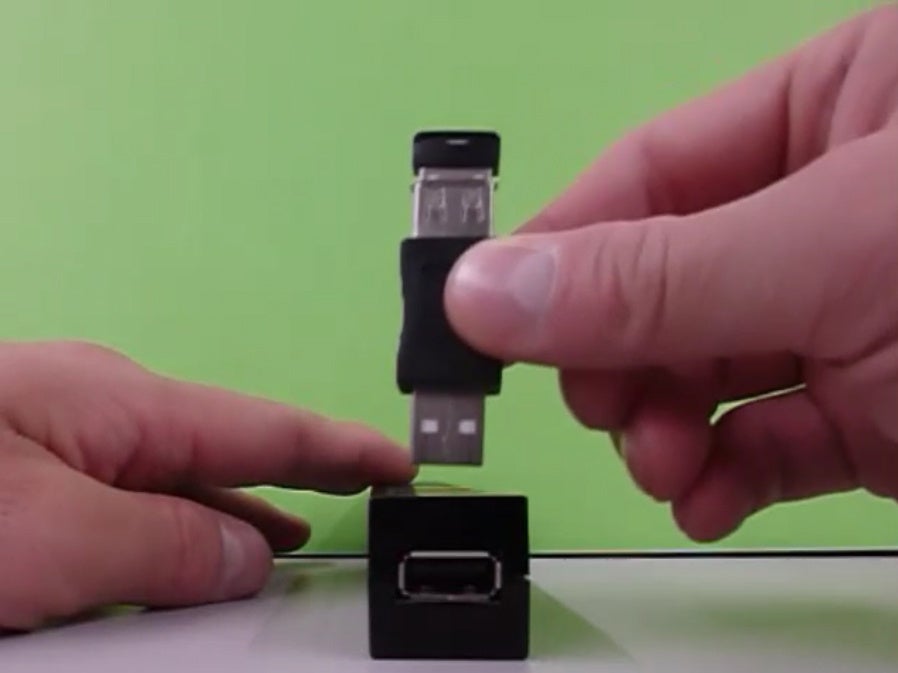 人手によるUSBコネクタ挿入の様子