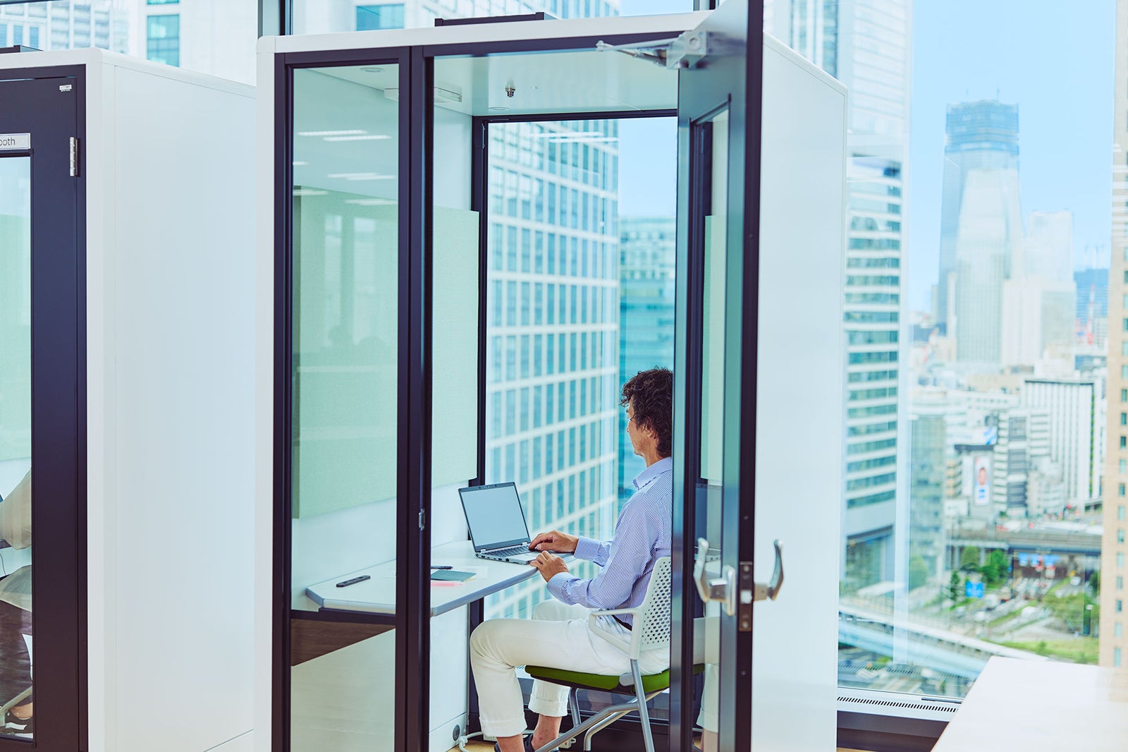 コンパクトモバイル レッツノート「SR」シリーズ 利用シーン（テレワークブース）